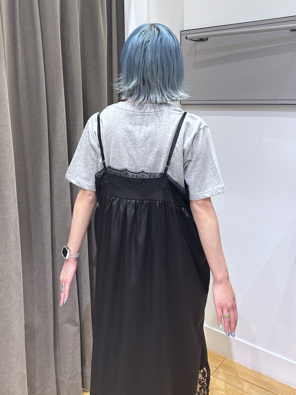 シルバー系のショルダーバッグ、ブラック系のワンピース、レッド系のスニーカーを着用したレディースの春コーディネートの6枚目の写真