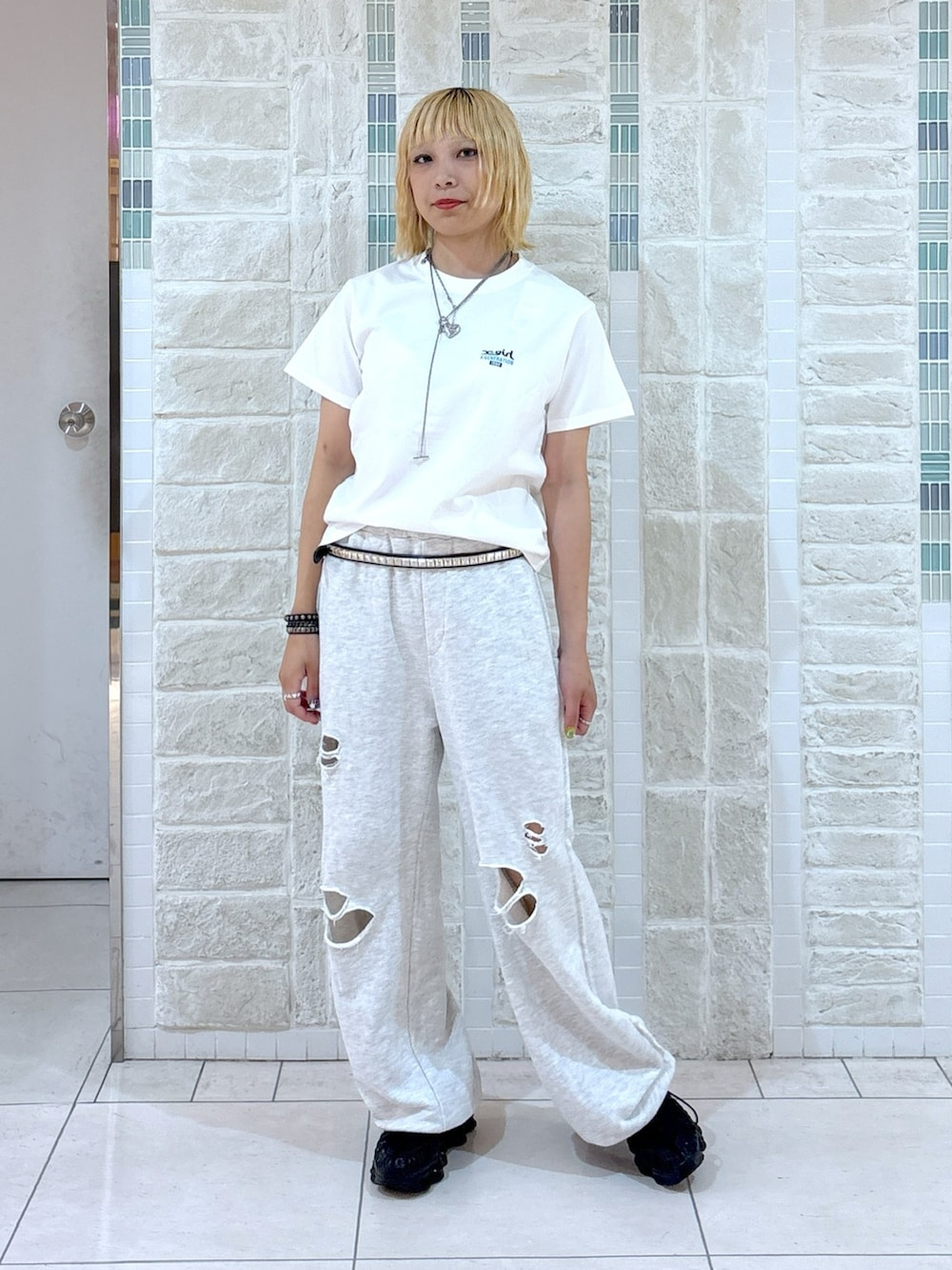 「スウェットパンツ、スウェットコーデ、Tシャツ、Tシャツコーデ、夏、夏コーデ、白Tシャツ、グレー、グレーコーデ、xgirl、Xgirl_ootd、x-girl、x-girl_ootd、シンフルコーデ、ロゴT」｜「X-girlのMESSAGE BOX FRAMED FACE S/S TEE（Tシャツ/カットソー、ホワイト系）」を使った、吉井紗彩さん（骨格ストレート・レディース・155cm）の夏コーディネートの3枚目の写真
