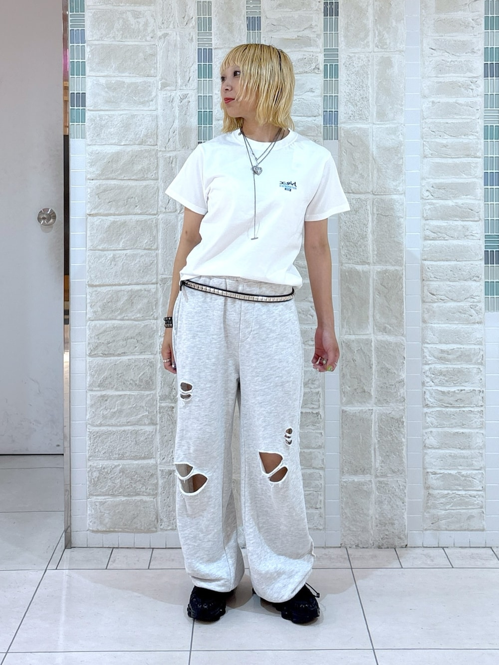 「スウェットパンツ、スウェットコーデ、Tシャツ、Tシャツコーデ、夏、夏コーデ、白Tシャツ、グレー、グレーコーデ、xgirl、Xgirl_ootd、x-girl、x-girl_ootd、シンフルコーデ、ロゴT」｜「X-girlのMESSAGE BOX FRAMED FACE S/S TEE（Tシャツ/カットソー、ホワイト系）」を使った、吉井紗彩さん（骨格ストレート・レディース・155cm）の夏コーディネートの2枚目の写真