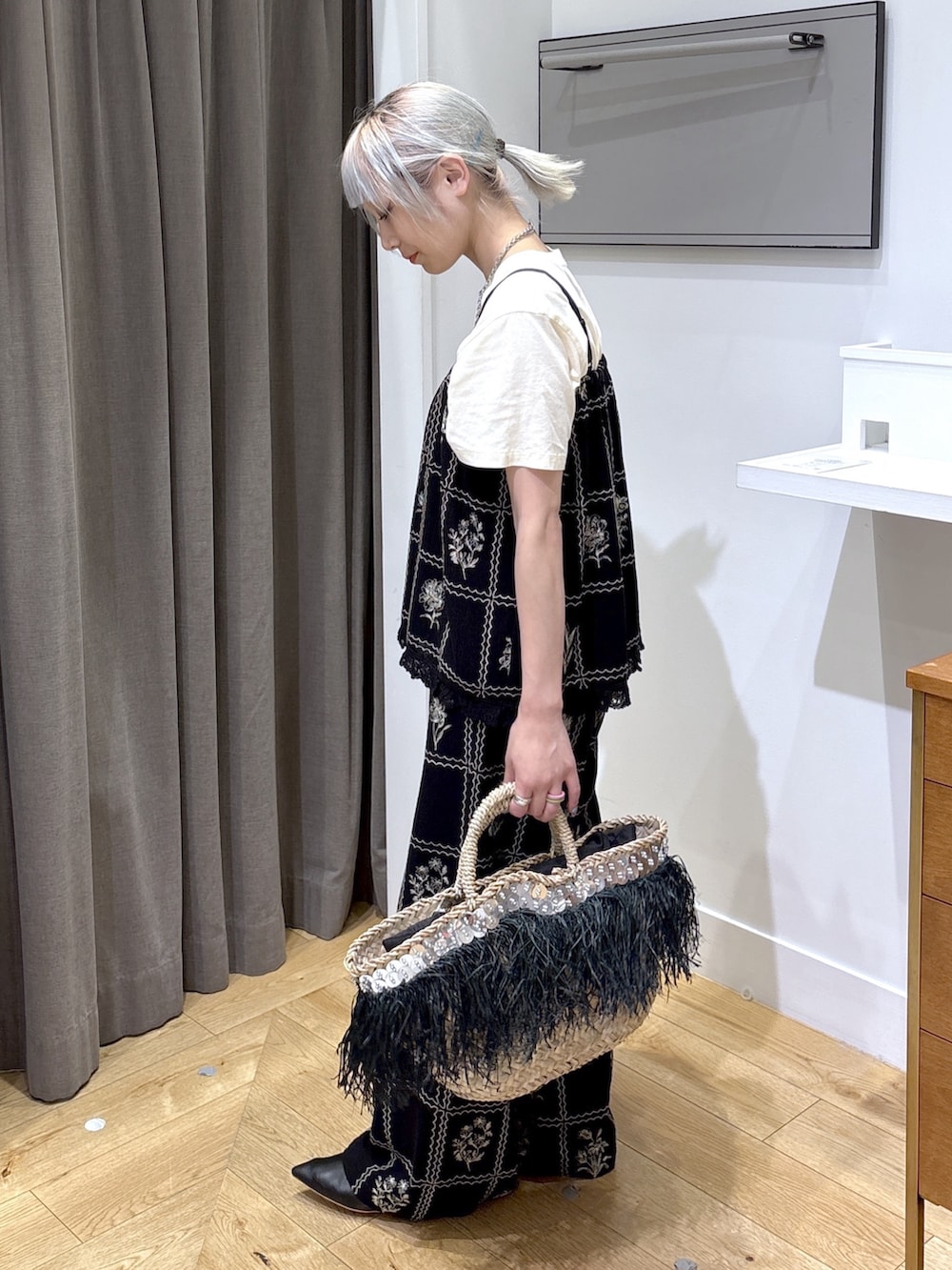 ブラック系のカーディガン/ボレロ、ブラック系のパンプス、ブラック系のその他パンツを着用したレディースの夏コーディネートの2枚目の写真