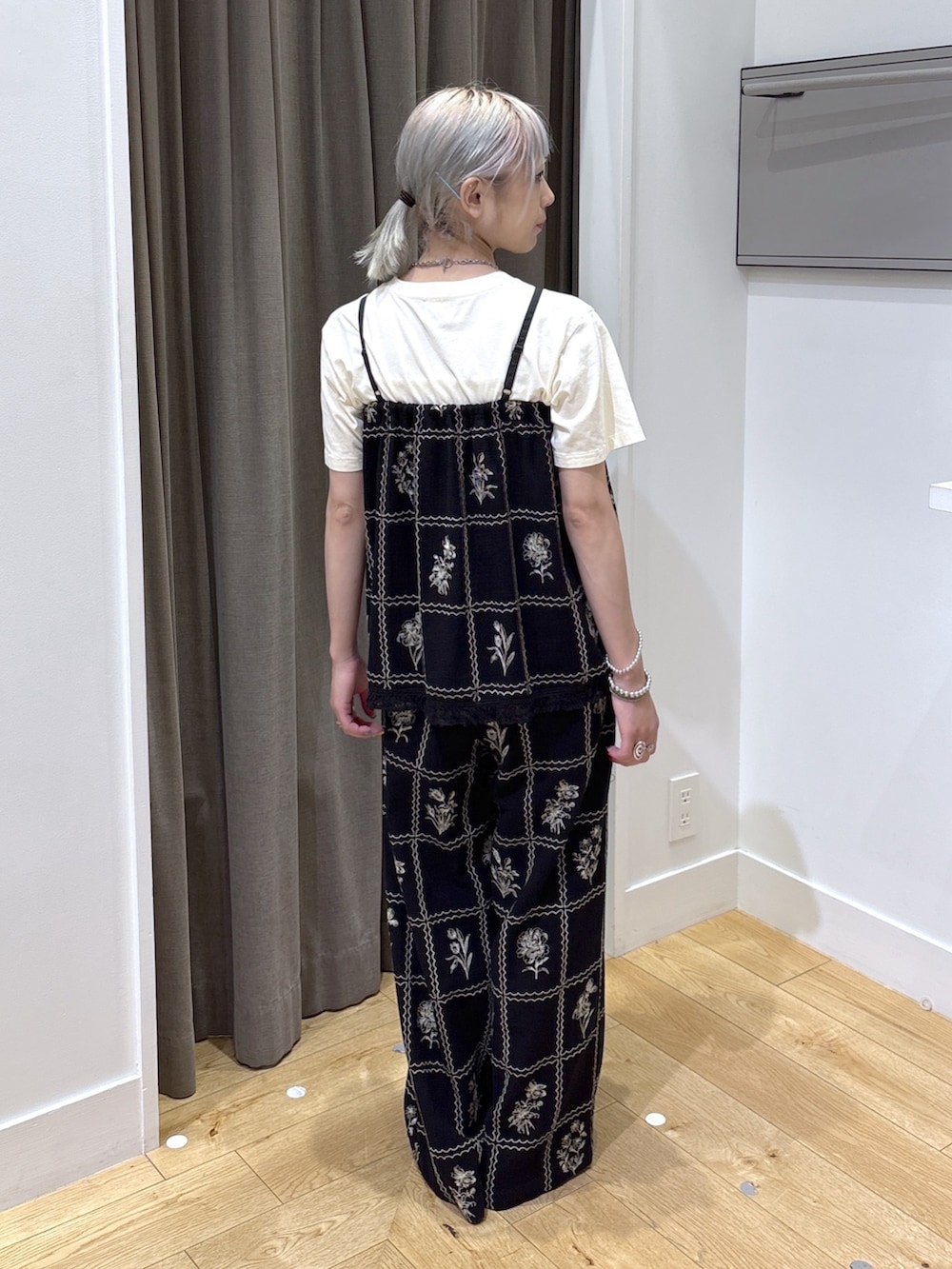 ブラック系のカーディガン/ボレロ、ブラック系のパンプス、ブラック系のその他パンツを着用したレディースの夏コーディネートの4枚目の写真