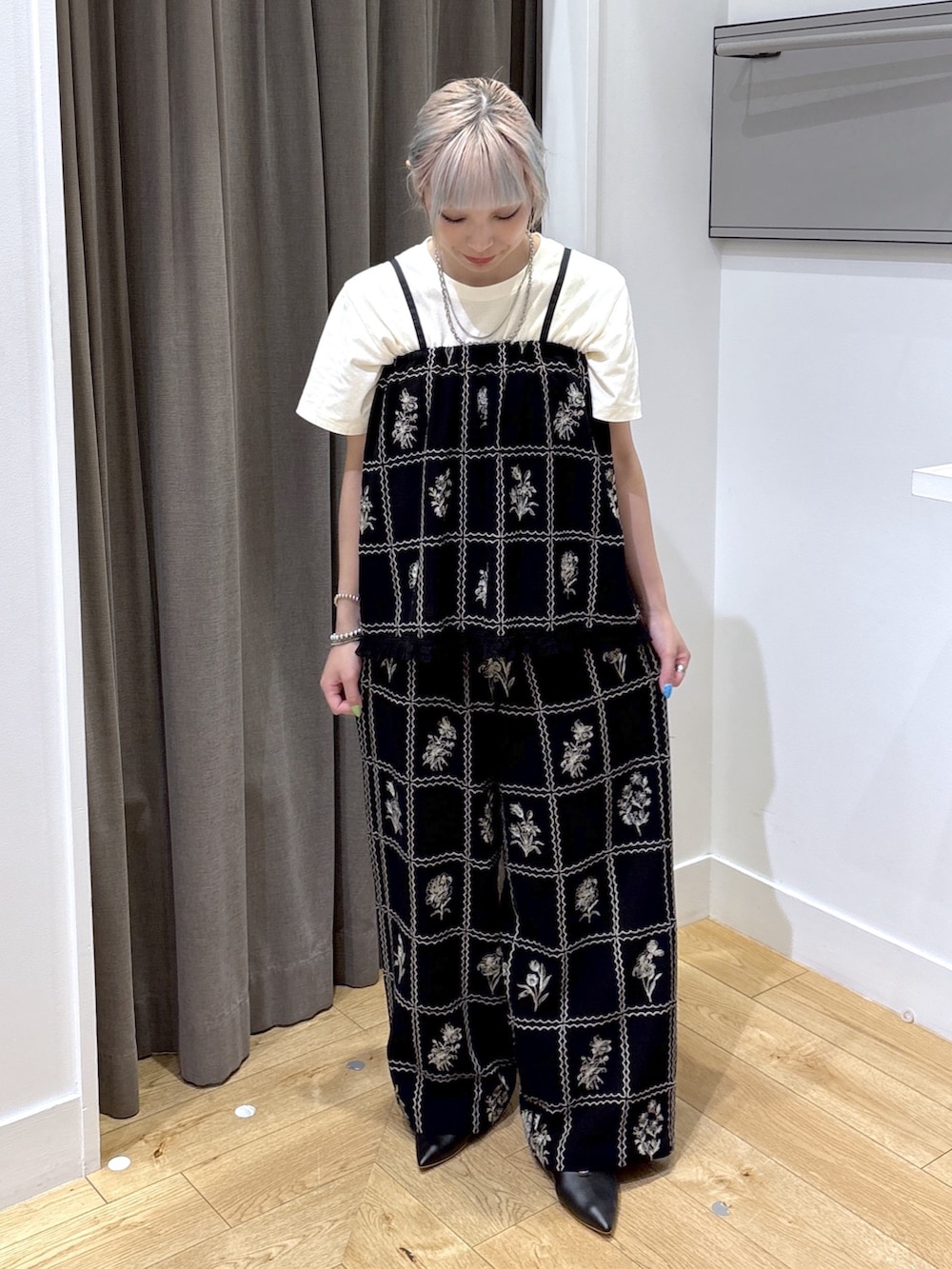 ブラック系のカーディガン/ボレロ、ブラック系のパンプス、ブラック系のその他パンツを着用したレディースの夏コーディネートの3枚目の写真