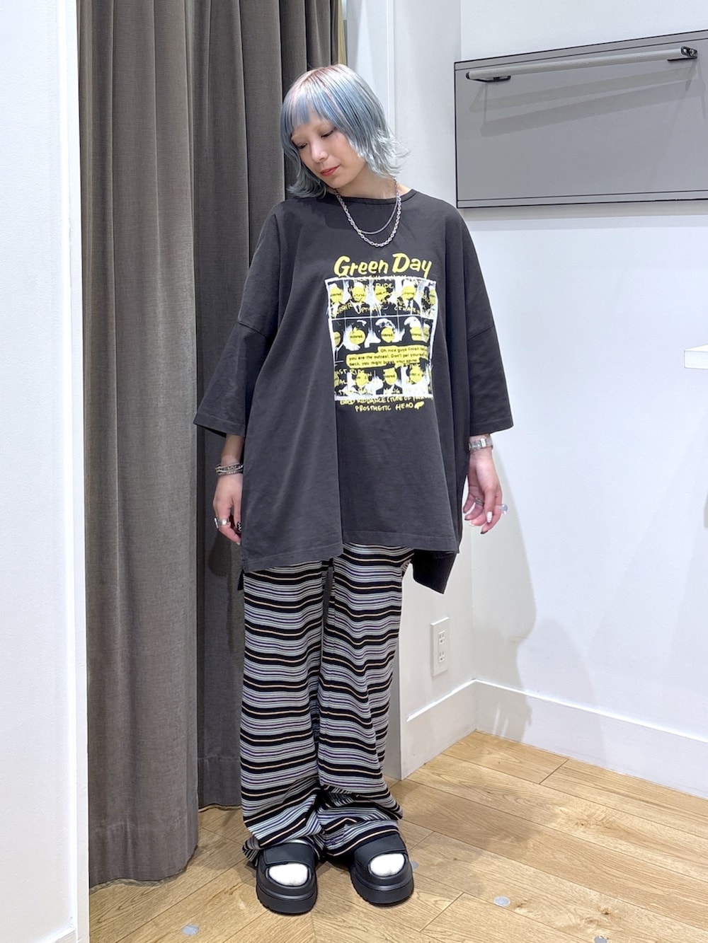 ブラック系のTシャツ/カットソー、ブラック系のその他パンツ、ベージュ系のトートバッグを着用したレディースの夏コーディネートの6枚目の写真