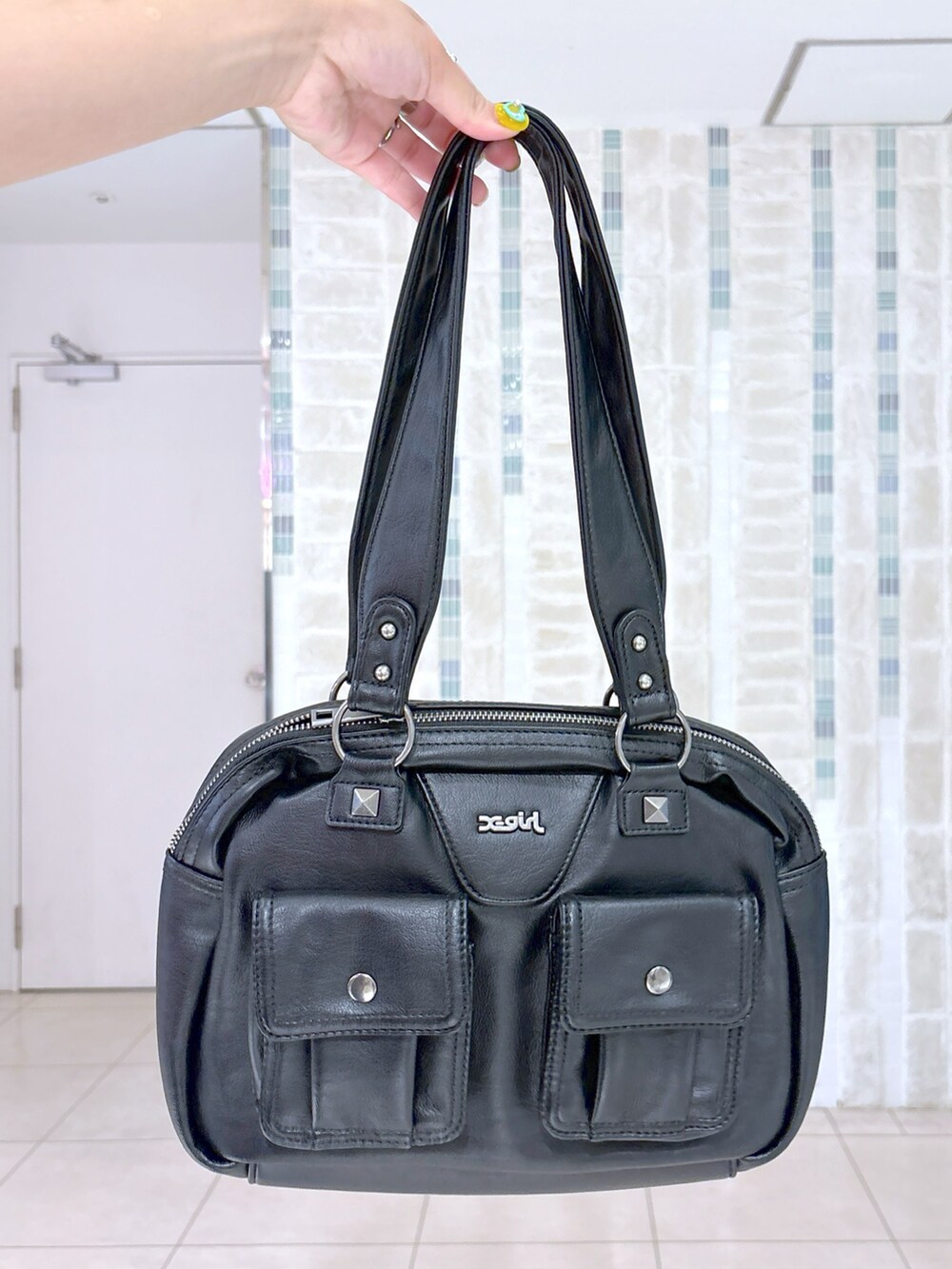 その他のTシャツ/カットソー、ブラック系のその他パンツ、ブラック系のハンドバッグを着用したレディースの夏コーディネートの10枚目の写真