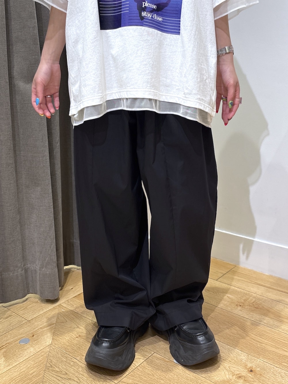 ホワイト系のTシャツ/カットソー、ブラック系のその他パンツ、パープル系のボストンバッグを着用したレディースの春コーディネートの9枚目の写真