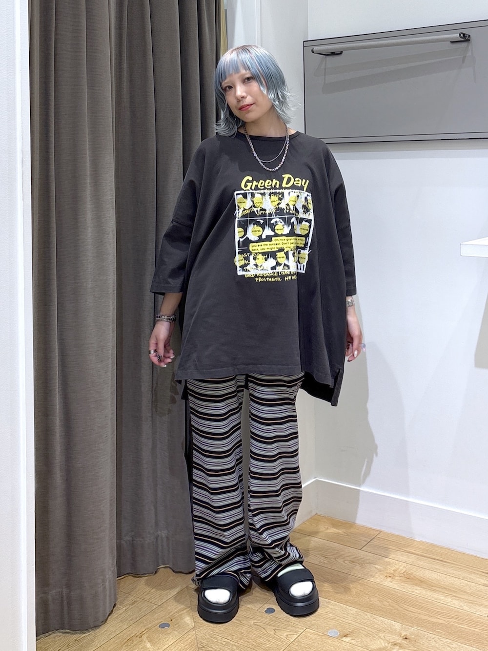ブラック系のTシャツ/カットソー、ブラック系のその他パンツ、ベージュ系のトートバッグを着用したレディースの夏コーディネートの7枚目の写真