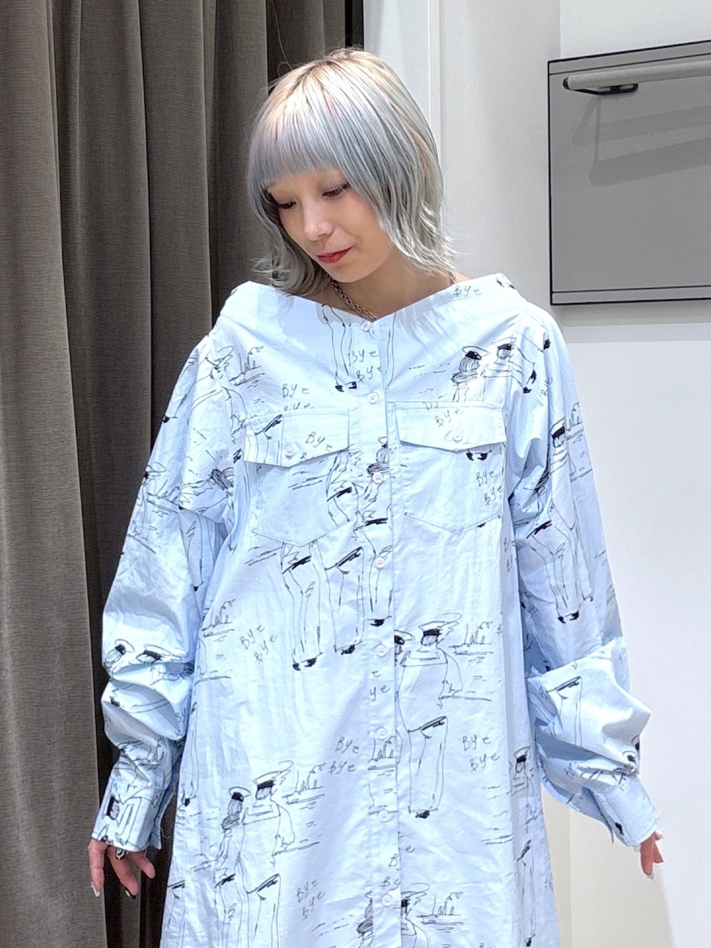 ブルー系のスカート、ベージュ系のトートバッグ、ホワイト系のその他パンツを着用したレディースの夏コーディネートの5枚目の写真