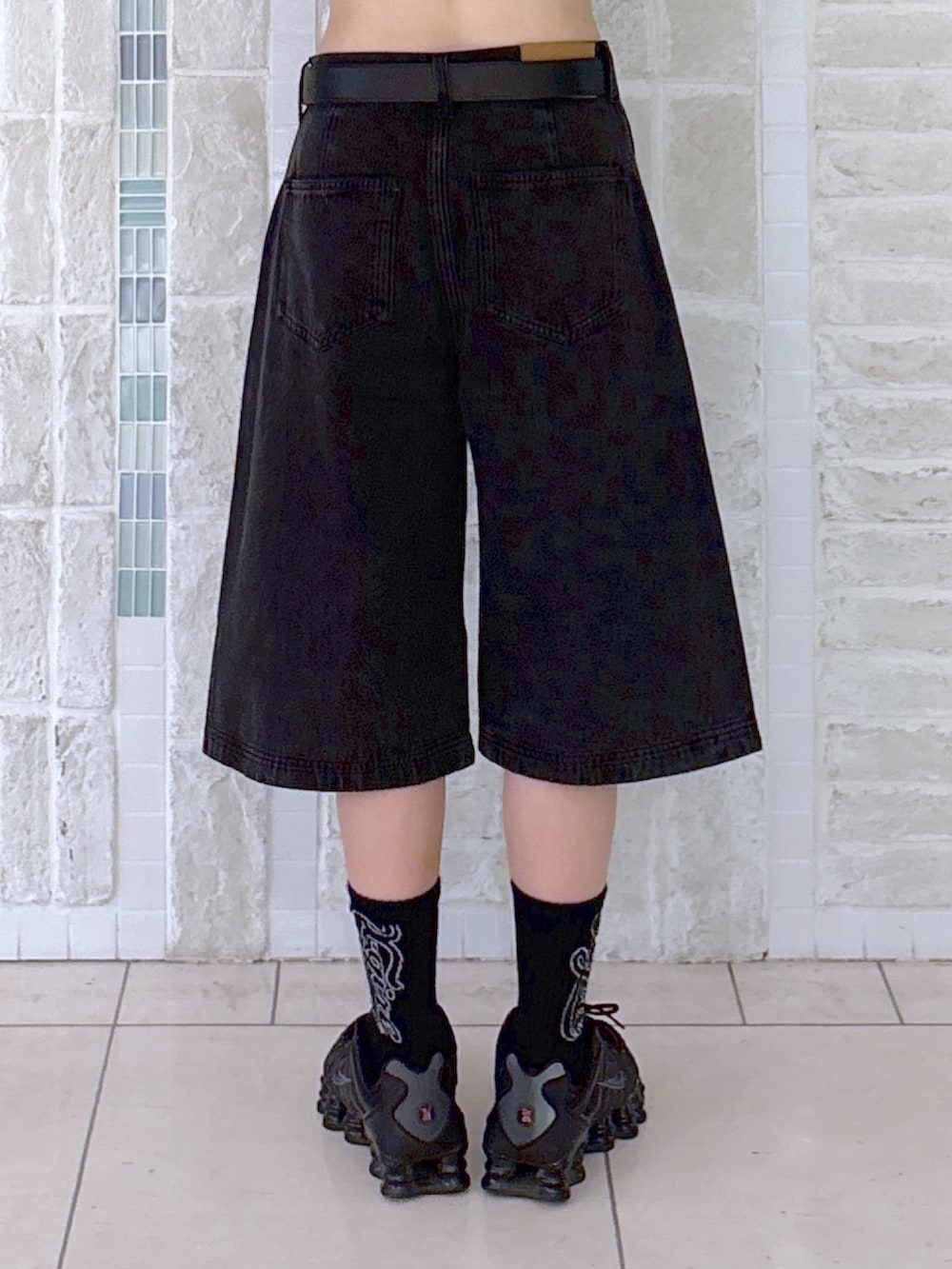 その他のTシャツ/カットソー、ブラック系のその他パンツ、ブラック系のハンドバッグを着用したレディースの夏コーディネートの9枚目の写真