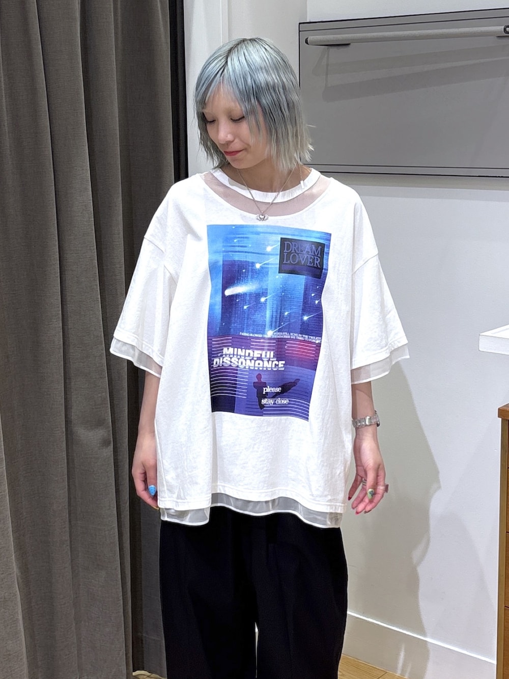 ホワイト系のTシャツ/カットソー、ブラック系のその他パンツ、パープル系のボストンバッグを着用したレディースの春コーディネートの8枚目の写真