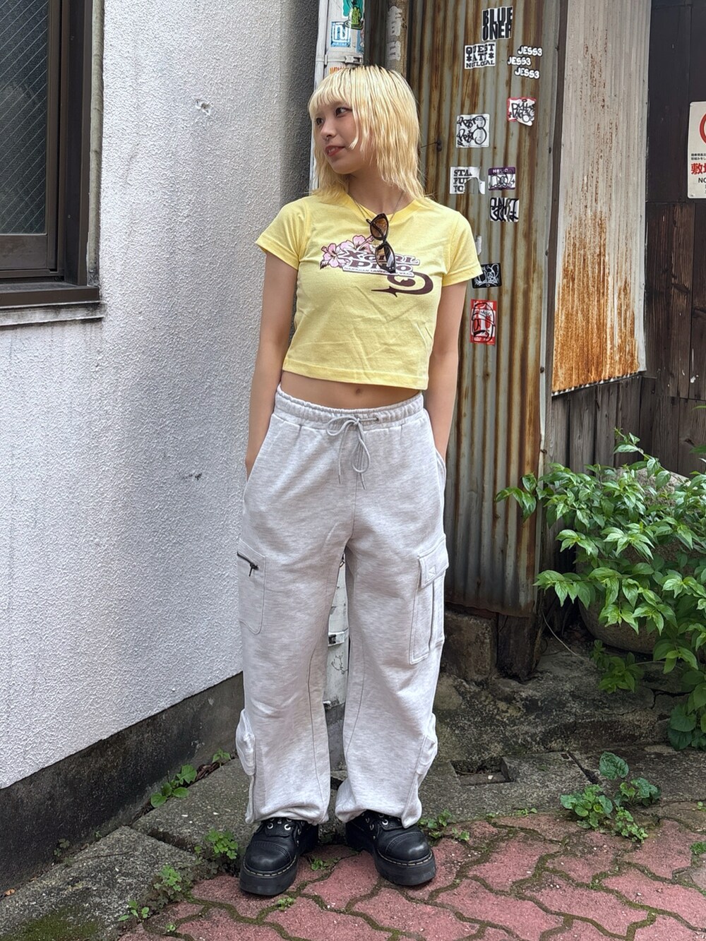 イエロー系のTシャツ/カットソー、グレー系のスウェットパンツ、その他のハンドバッグを着用したレディースの夏コーディネートの3枚目の写真