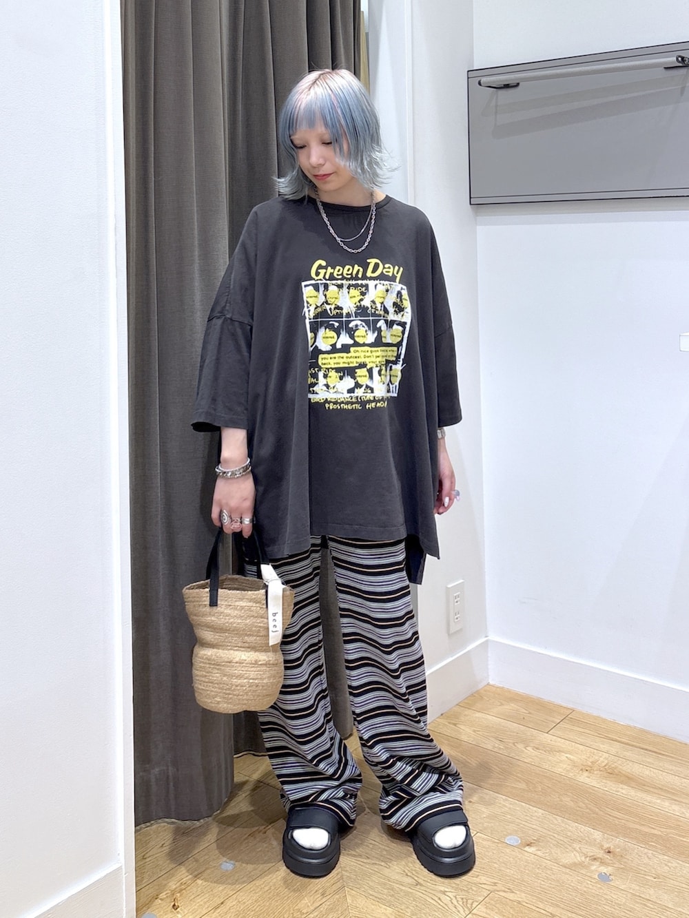 ブラック系のTシャツ/カットソー、ブラック系のその他パンツ、ベージュ系のトートバッグを着用したレディースの夏コーディネートの2枚目の写真