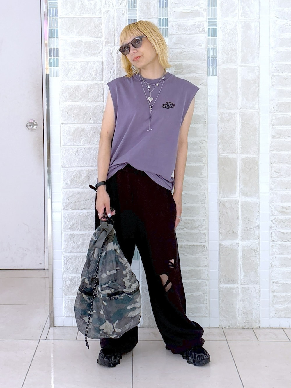 パープル系のタンクトップ、ブラック系のスウェットパンツ、その他のバックパック/リュックを着用したレディースの夏コーディネートの4枚目の写真