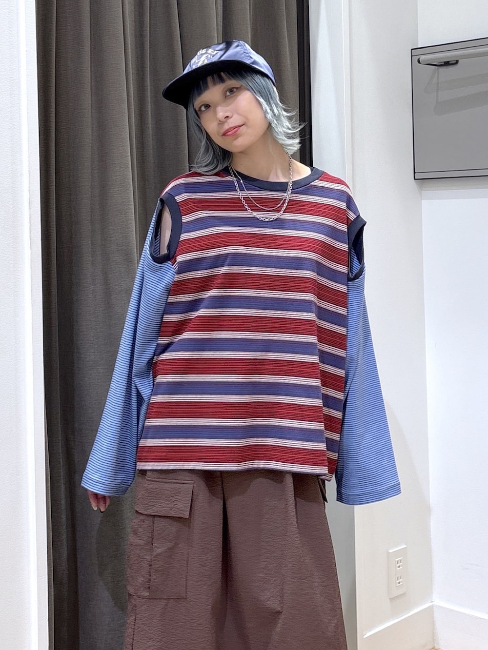 ブラック系のショルダーバッグ、ブルー系のTシャツ/カットソー、ブラウン系のスカートを着用したレディースの夏コーディネートの8枚目の写真