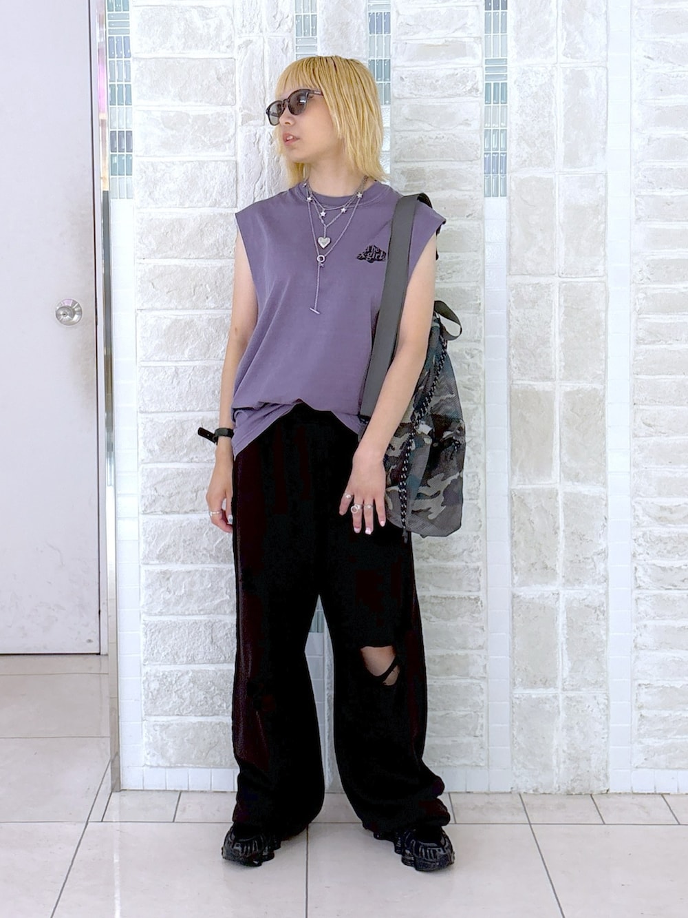 パープル系のタンクトップ、ブラック系のスウェットパンツ、その他のバックパック/リュックを着用したレディースの夏コーディネートの2枚目の写真