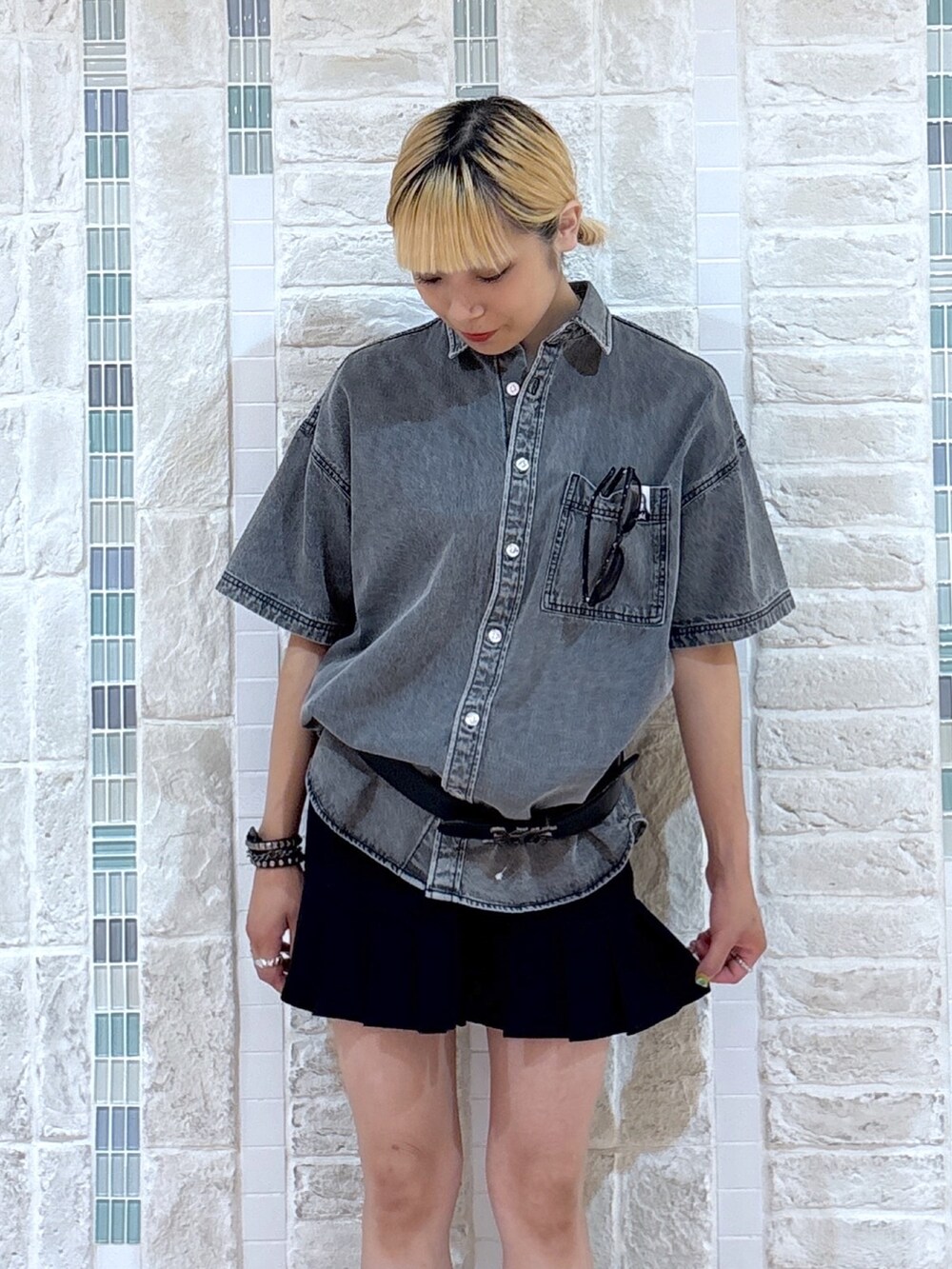 ブラック系のシャツ/ブラウス、ブラック系のスカート、ブラック系のハンドバッグを着用したレディースの夏コーディネートの5枚目の写真