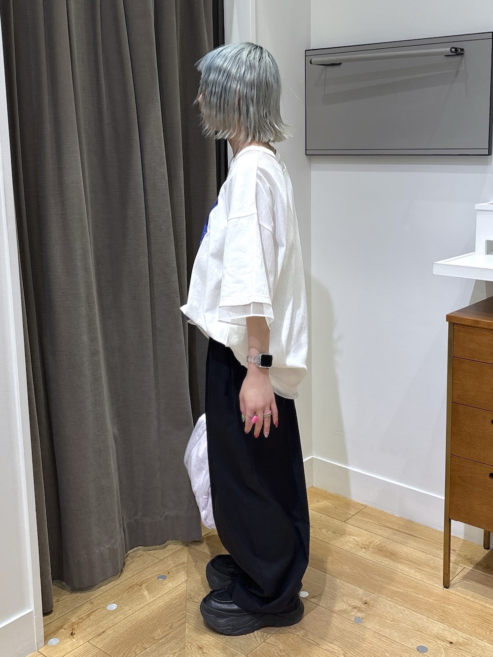 ホワイト系のTシャツ/カットソー、ブラック系のその他パンツ、パープル系のボストンバッグを着用したレディースの春コーディネートの3枚目の写真