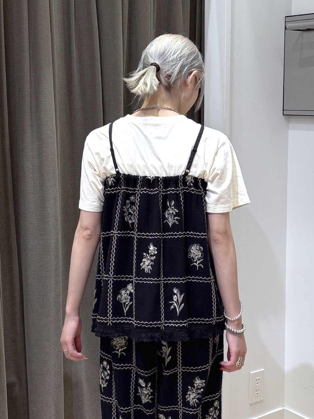 ブラック系のカーディガン/ボレロ、ブラック系のパンプス、ブラック系のその他パンツを着用したレディースの夏コーディネートの6枚目の写真