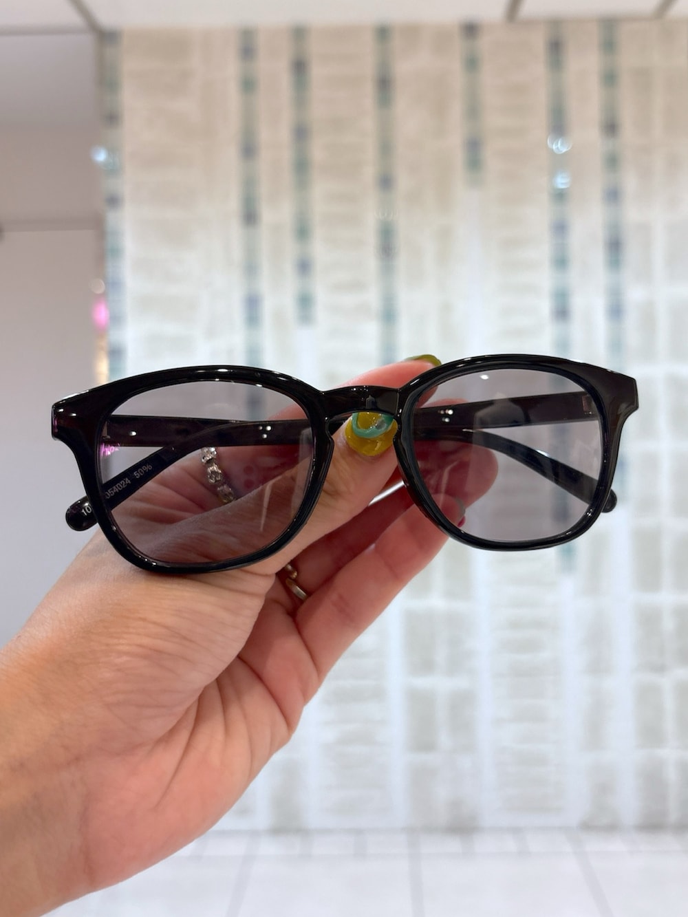 ブラック系のシャツ/ブラウス、ブラック系のスカート、ブラック系のハンドバッグを着用したレディースの夏コーディネートの8枚目の写真