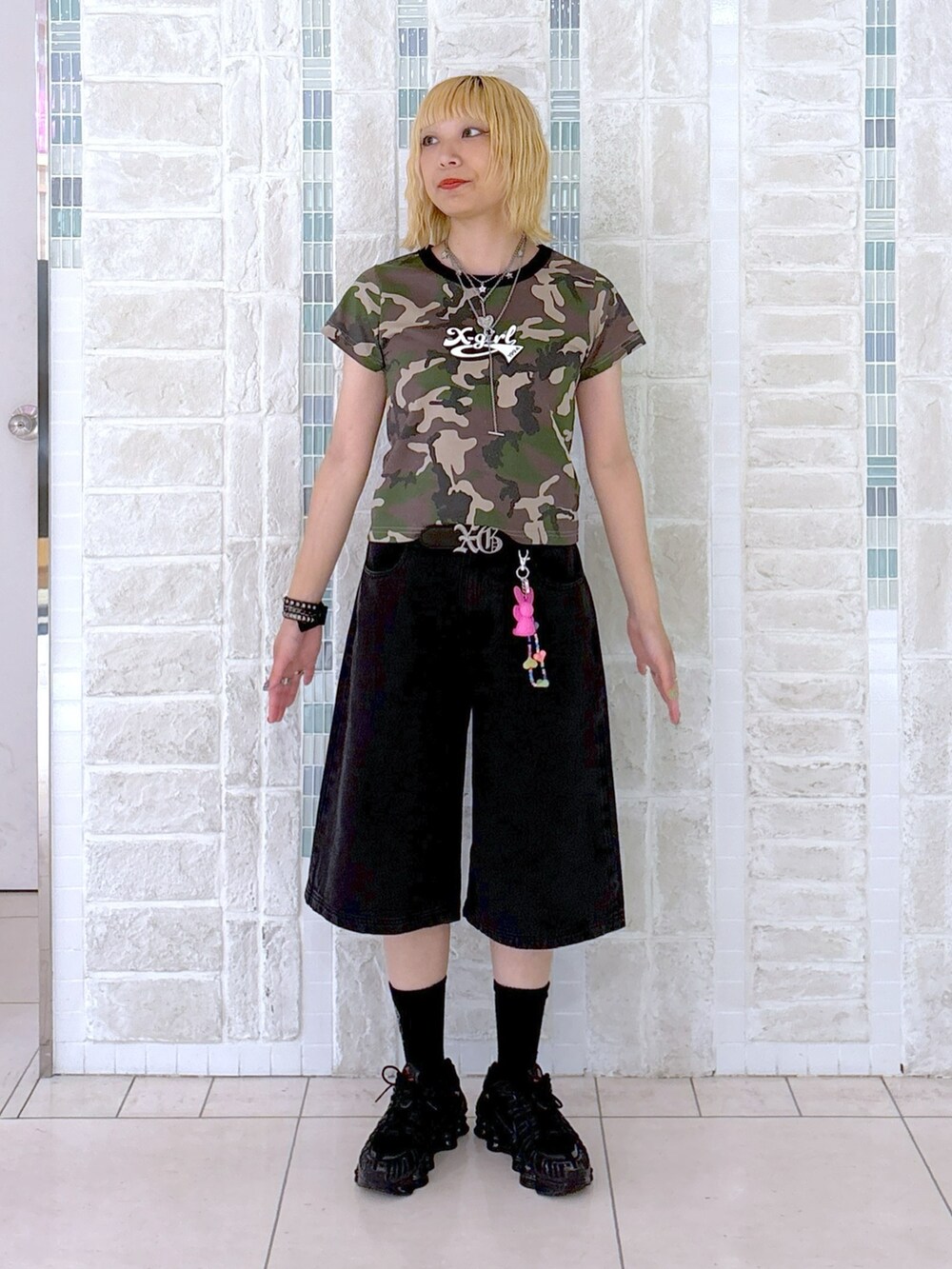 その他のTシャツ/カットソー、ブラック系のその他パンツ、ブラック系のハンドバッグを着用したレディースの夏コーディネートの5枚目の写真