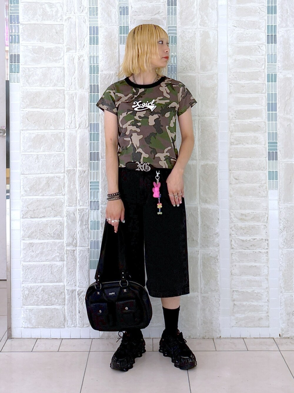 その他のTシャツ/カットソー、ブラック系のその他パンツ、ブラック系のハンドバッグを着用したレディースの夏コーディネートの2枚目の写真