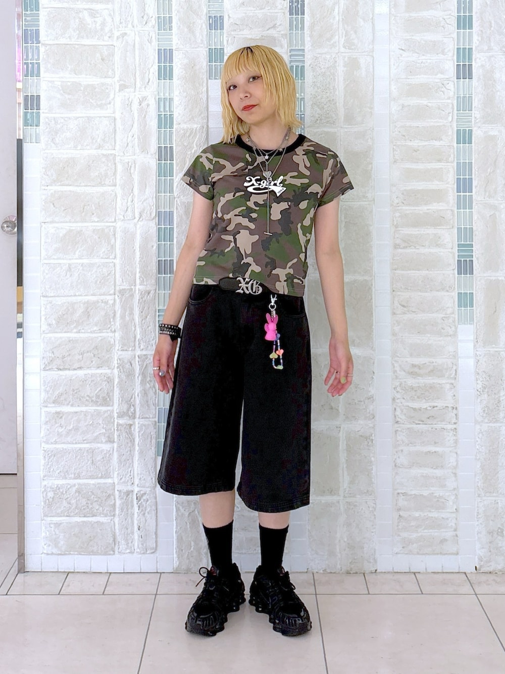 その他のTシャツ/カットソー、ブラック系のその他パンツ、ブラック系のハンドバッグを着用したレディースの夏コーディネートの6枚目の写真