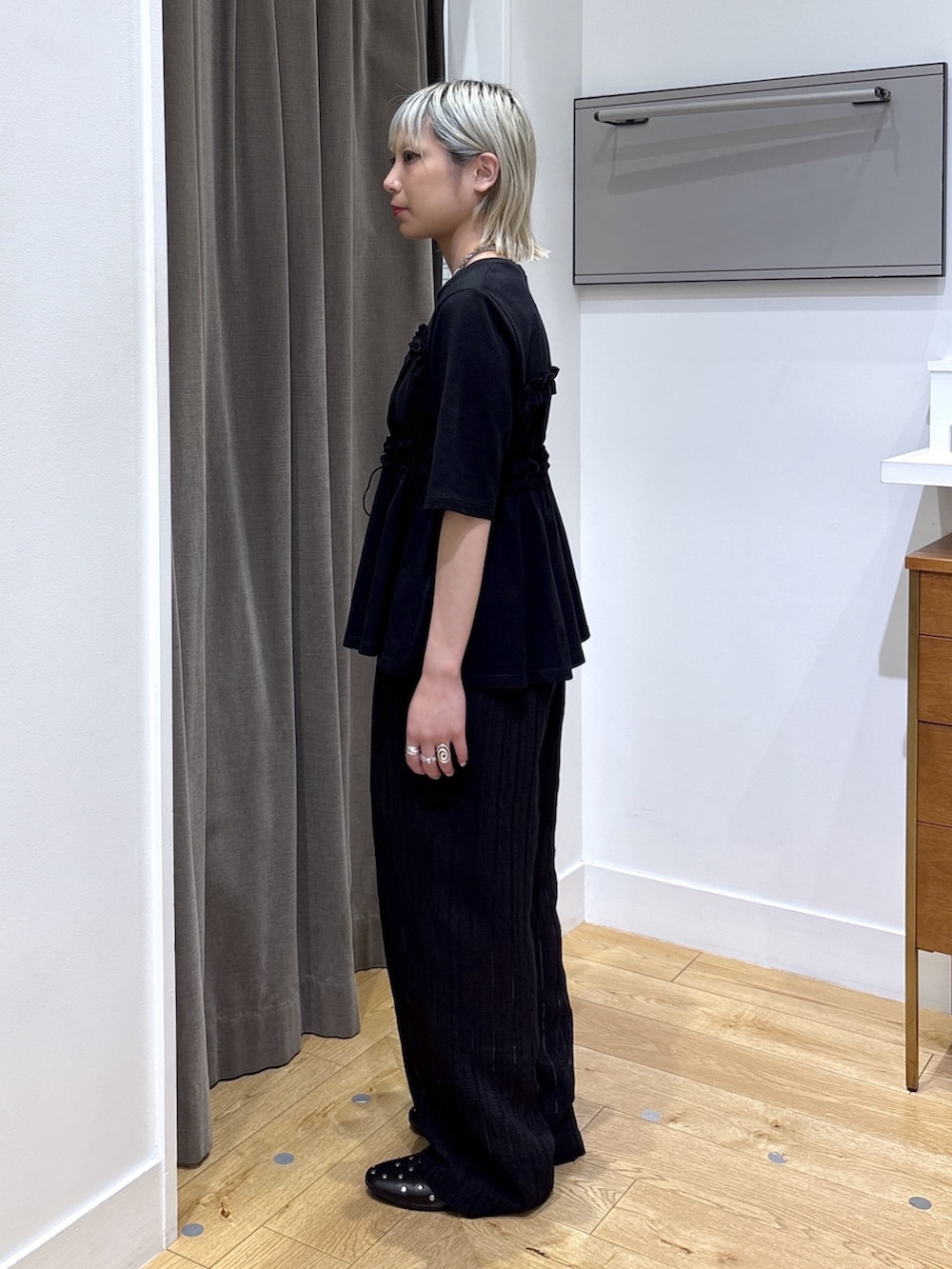ブラック系のその他パンツ、ブラック系のTシャツ/カットソー、ブラック系のボストンバッグを着用したレディースの春コーディネートの4枚目の写真
