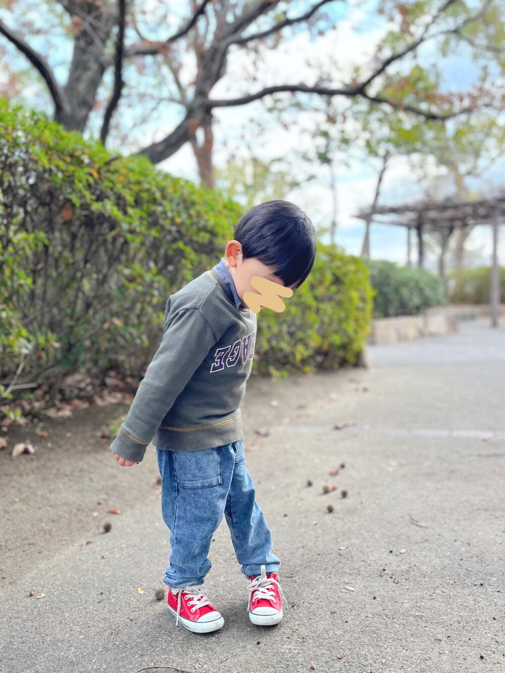 「キッズファッション、キッズコーデ、男の子、4歳、スニーカーコーデ、シンプル、プチプラ」｜「BREEZEのカレッジトレーナー（スウェット、グリーン系）」を使った、chiroruさん（キッズ・100cm）の春コーディネートの2枚目の写真