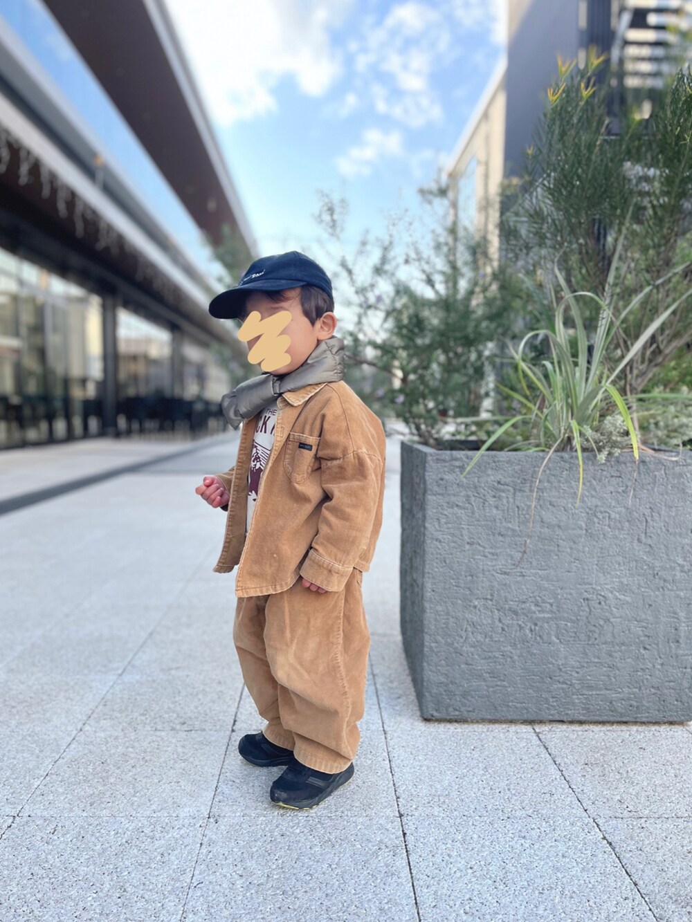 ブラウン系のシャツ/ブラウス、ホワイト系のスウェット、ブラウン系のその他パンツを着用したキッズの冬コーディネートの2枚目の写真