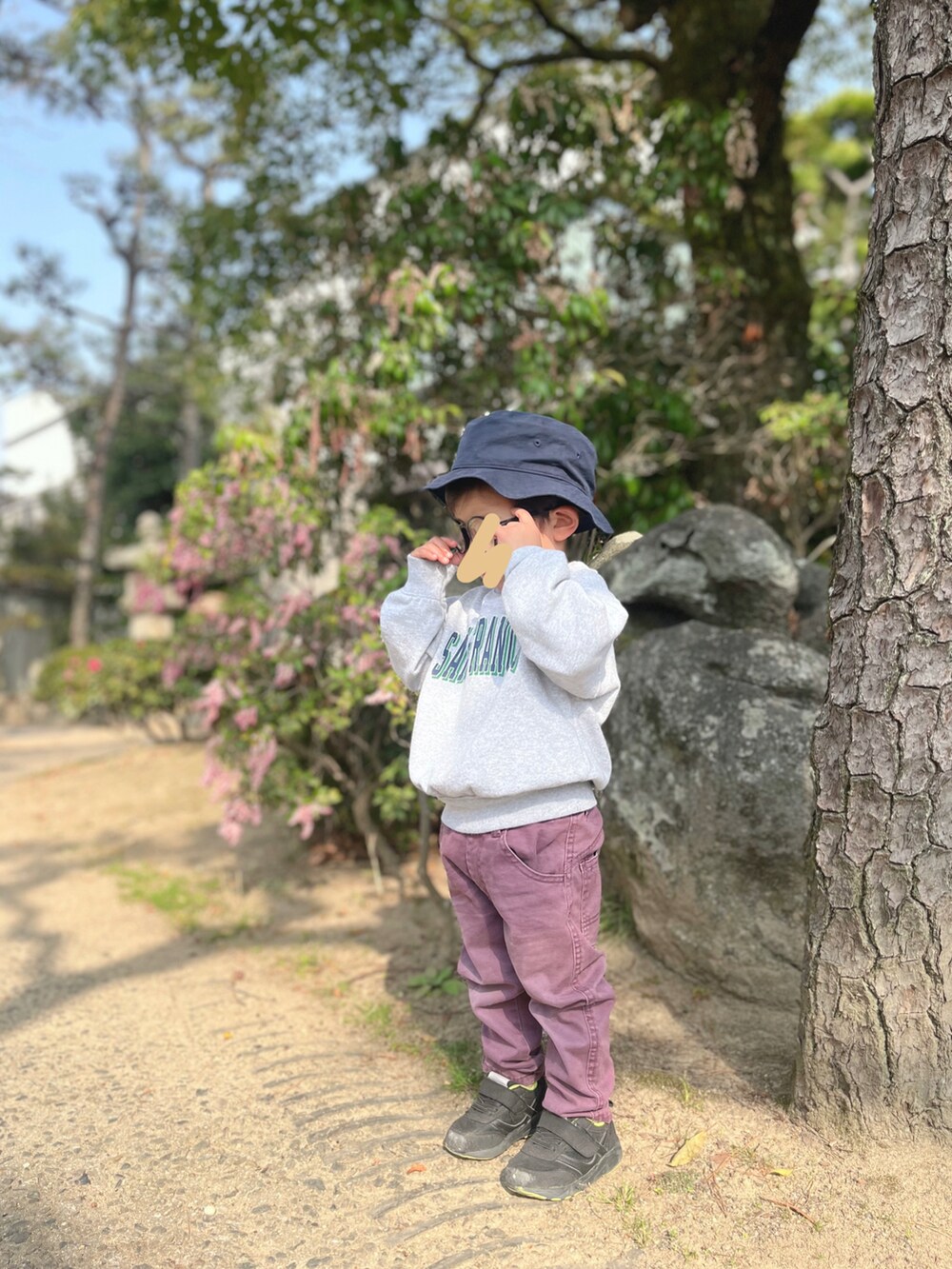 グレー系のスウェット、パープル系のその他パンツ、ブラック系のスニーカーを着用したキッズの春コーディネートの2枚目の写真