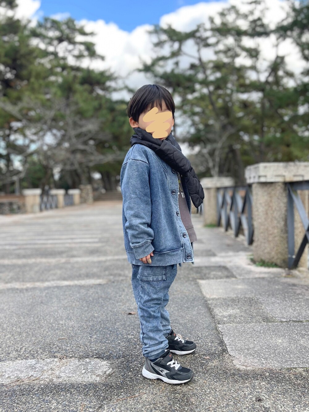 「キッズコーデ、キッズファッション、男の子、5歳、セットアップ、カジュアルコーデ」｜「Birthdayのアイテム（カーディガン/ボレロ、ブルー系）」を使った、chiroruさん（キッズ・100cm）の冬コーディネートの2枚目の写真