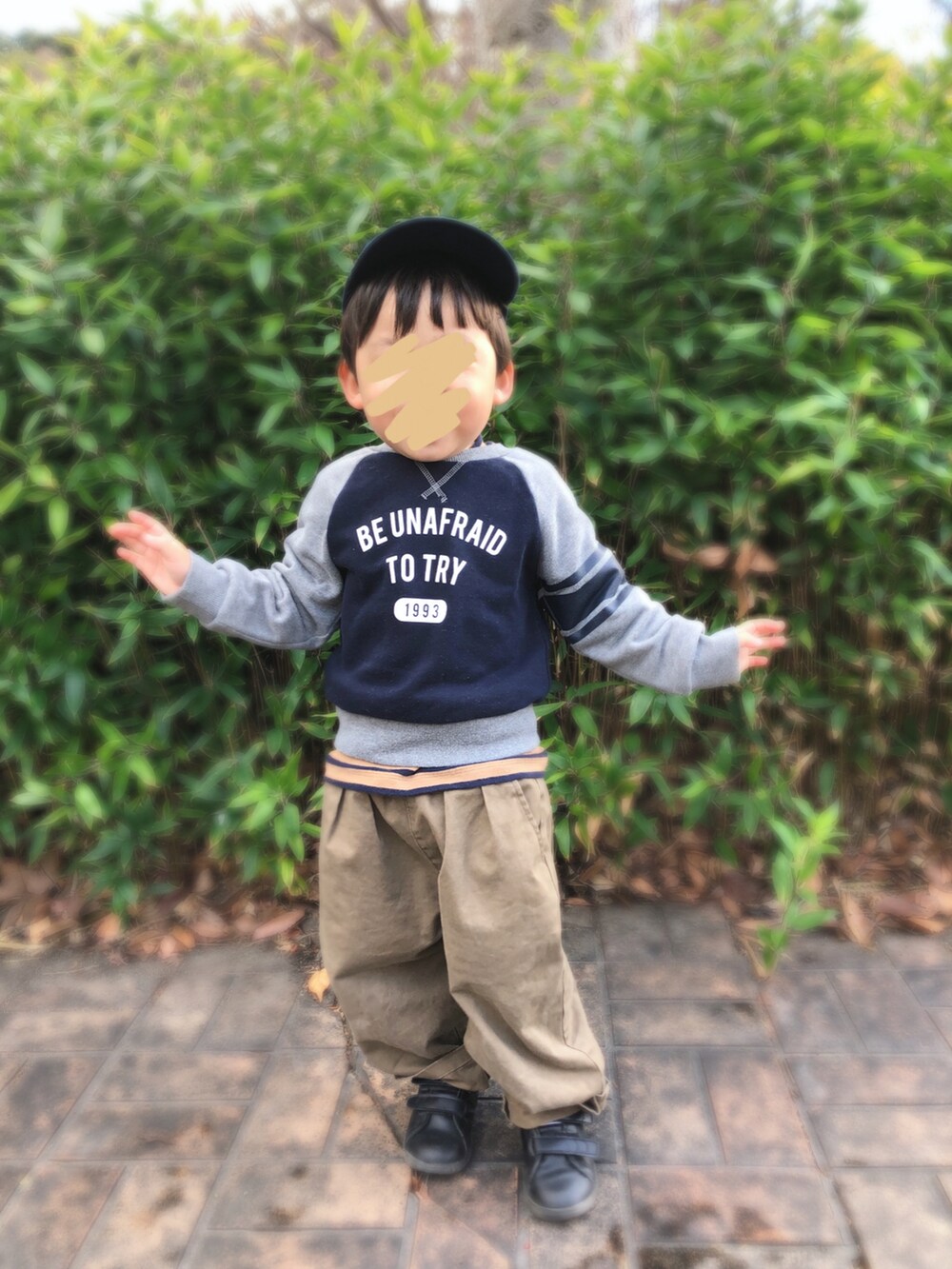 「ダウンジャケット、カジュアルコーデ、スニーカー、男の子、キッズコーデ、3歳、キャップ、あったかコーデ」｜「赤ちゃん本舗のアイテム（ダウンジャケット/コート、グリーン系）」を使った、chiroruさん（キッズ・90cm）の冬コーディネートの2枚目の写真