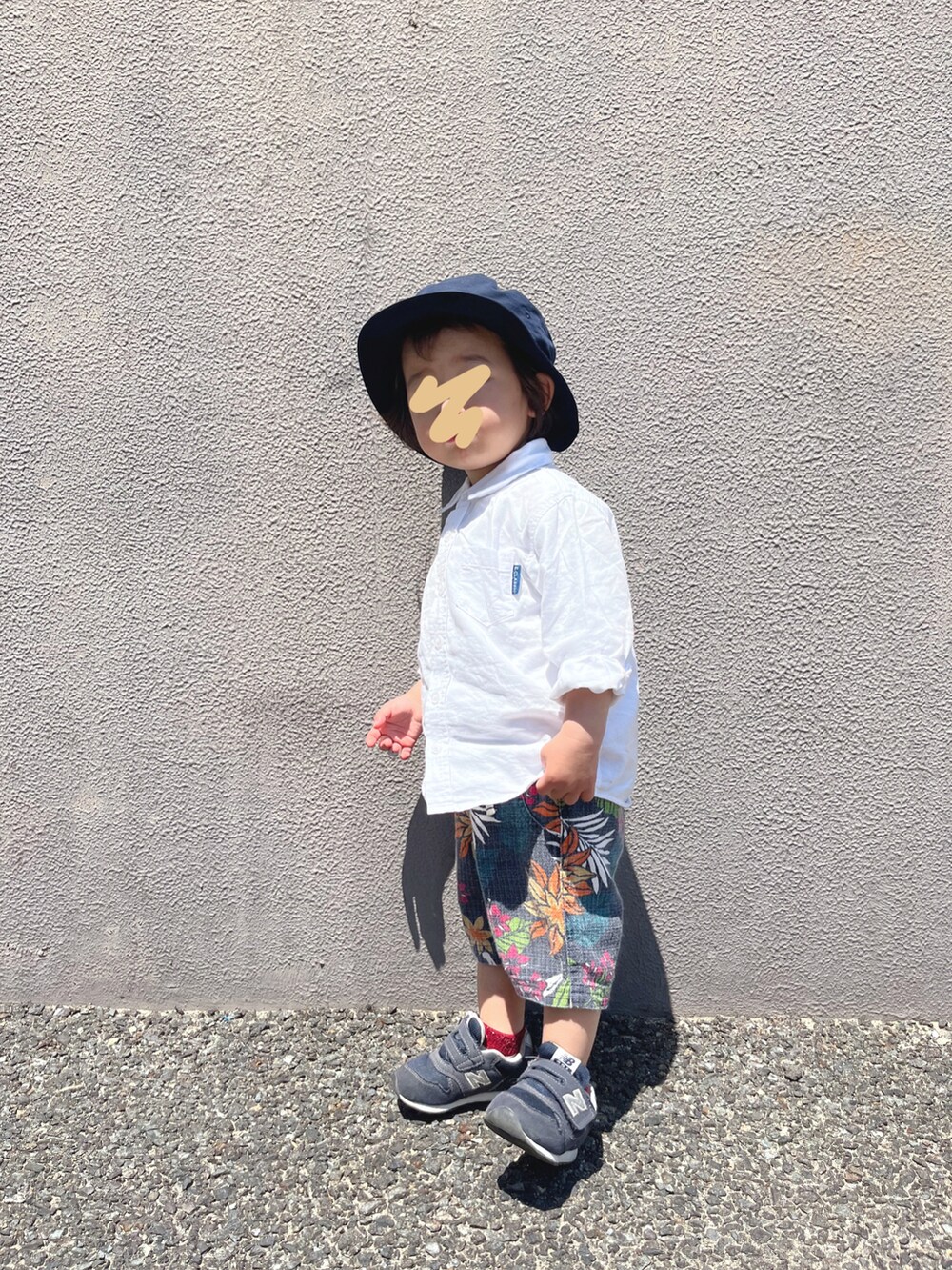 「キッズファッション、男の子、キッズコーデ、休日スタイル、ごきげんウィーク、柄パンツ、2歳」｜「西松屋のアイテム（シャツ/ブラウス、ホワイト系）」を使った、chiroruさん（キッズ・90cm）の春コーディネートの2枚目の写真