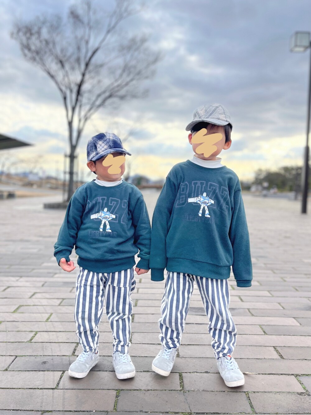 「キッズコーデ、キッズファッション、男の子、5歳、3歳、おそろいコーデ、ストライプ」｜「pairmanonの素材で選べる2デザインユニセックスキャップ（キャップ、グレー系）」を使った、chiroruさん（キッズ・100cm）の冬コーディネートの2枚目の写真