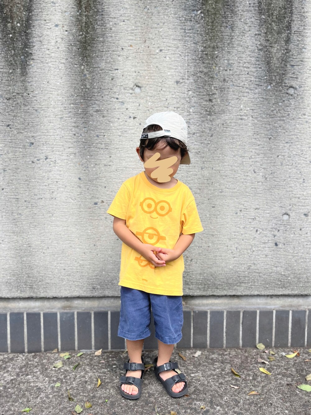 イエロー系のTシャツ/カットソー、ブルー系のパンツ、ブラック系のサンダルを着用したキッズの夏コーディネートの2枚目の写真