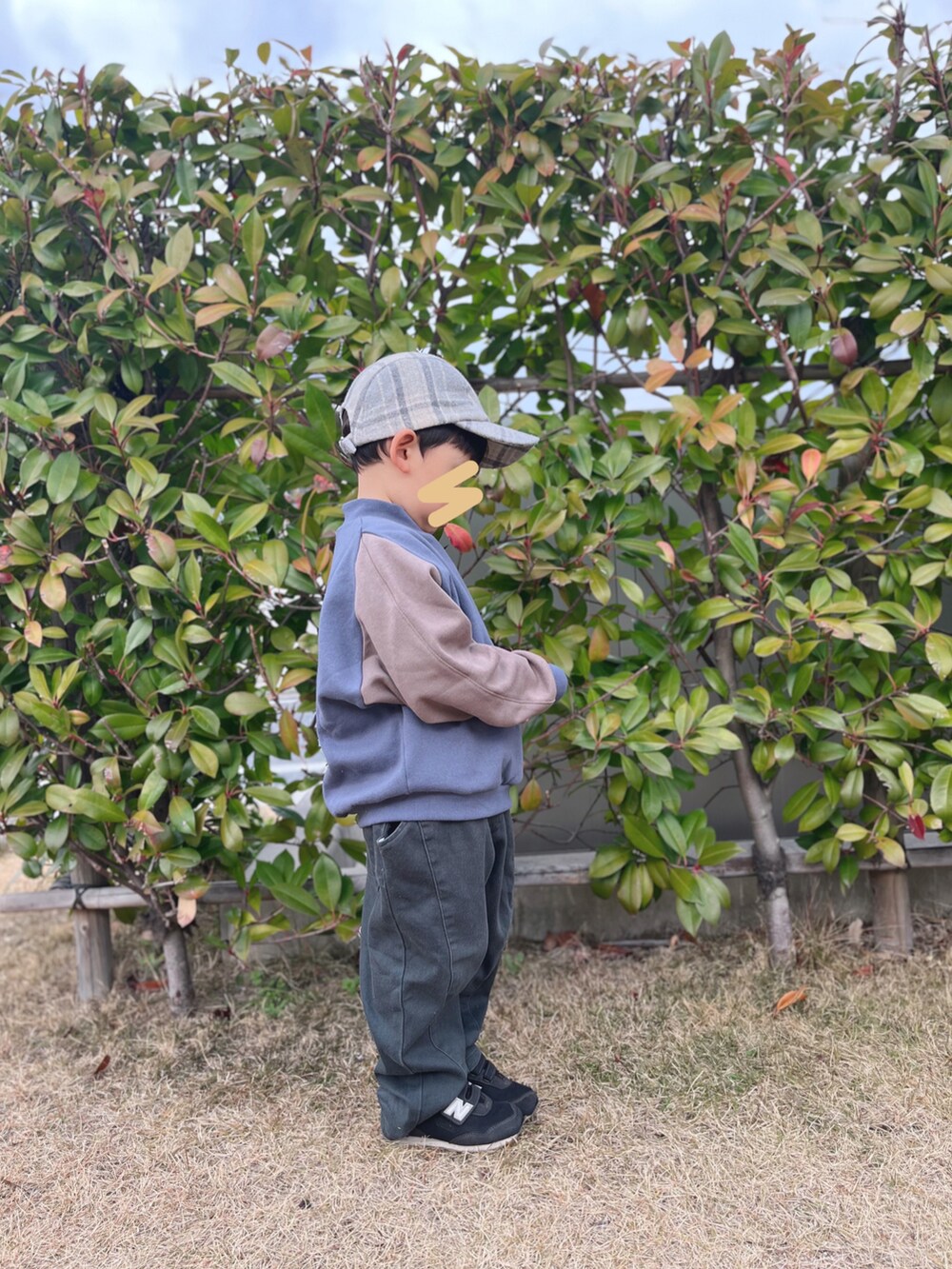 グリーン系のその他パンツ、ブルー系のスウェット、ブラック系のスニーカーを着用したキッズの冬コーディネートの2枚目の写真