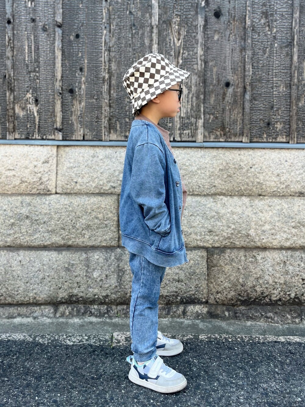「キッズファッション、キッズコーデ、男の子、5歳、カジュアルコーデ、プチプラ、シンプルコーデ、デニム」｜「Birthdayのアイテム（カーディガン/ボレロ、ブルー系）」を使った、chiroruさん（キッズ・100cm）の春コーディネートの2枚目の写真
