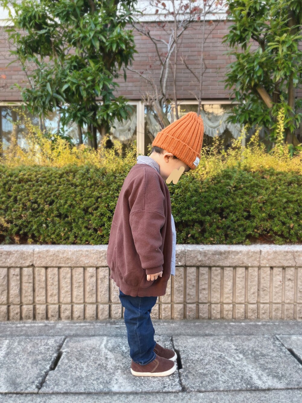 パープル系のシャツ/ブラウス、ブラウン系のカーディガン/ボレロ、ブルー系のデニムパンツを着用したキッズの冬コーディネートの2枚目の写真