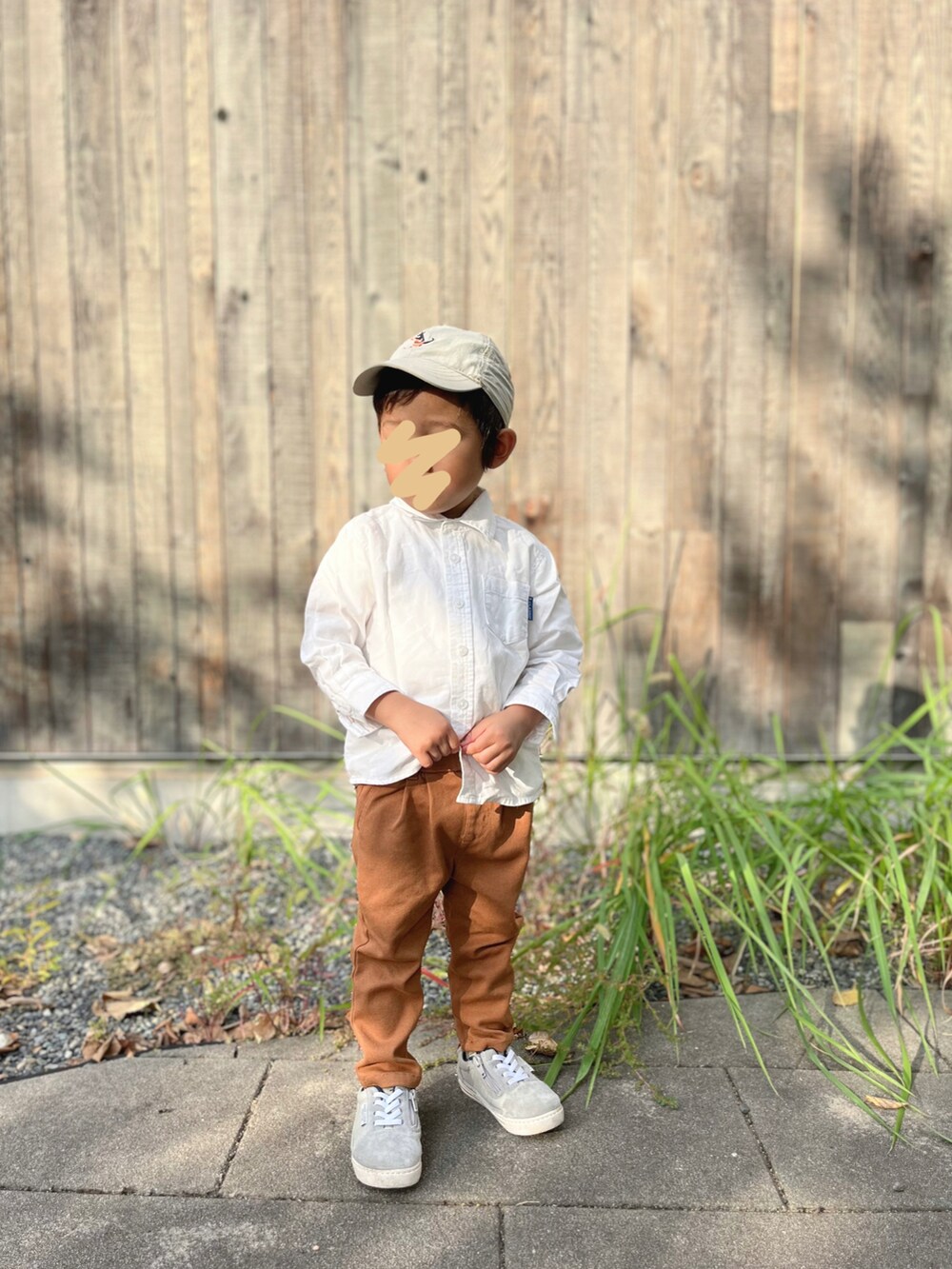 ホワイト系のシャツ/ブラウス、グレー系のスニーカー、ベージュ系のキャップを着用したキッズの秋コーディネートの2枚目の写真
