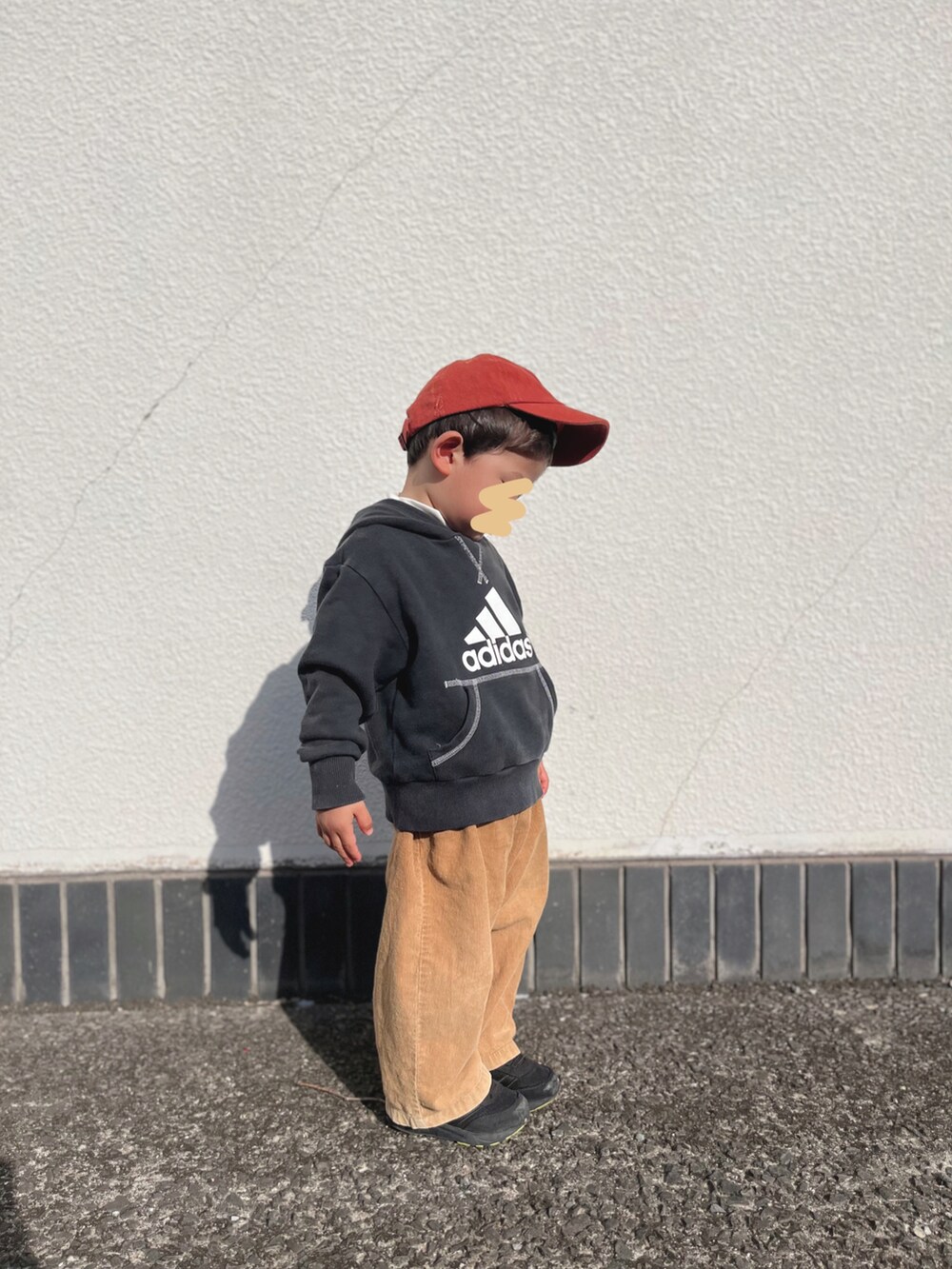 「キッズコーデ、キッズファッション、男の子、3歳、キャップ、シンプル、プチプラ、カジュアルコーデ」｜「adidasのアイテム（パーカー、ブラック系）」を使った、chiroruさん（キッズ・100cm）の春コーディネートの2枚目の写真