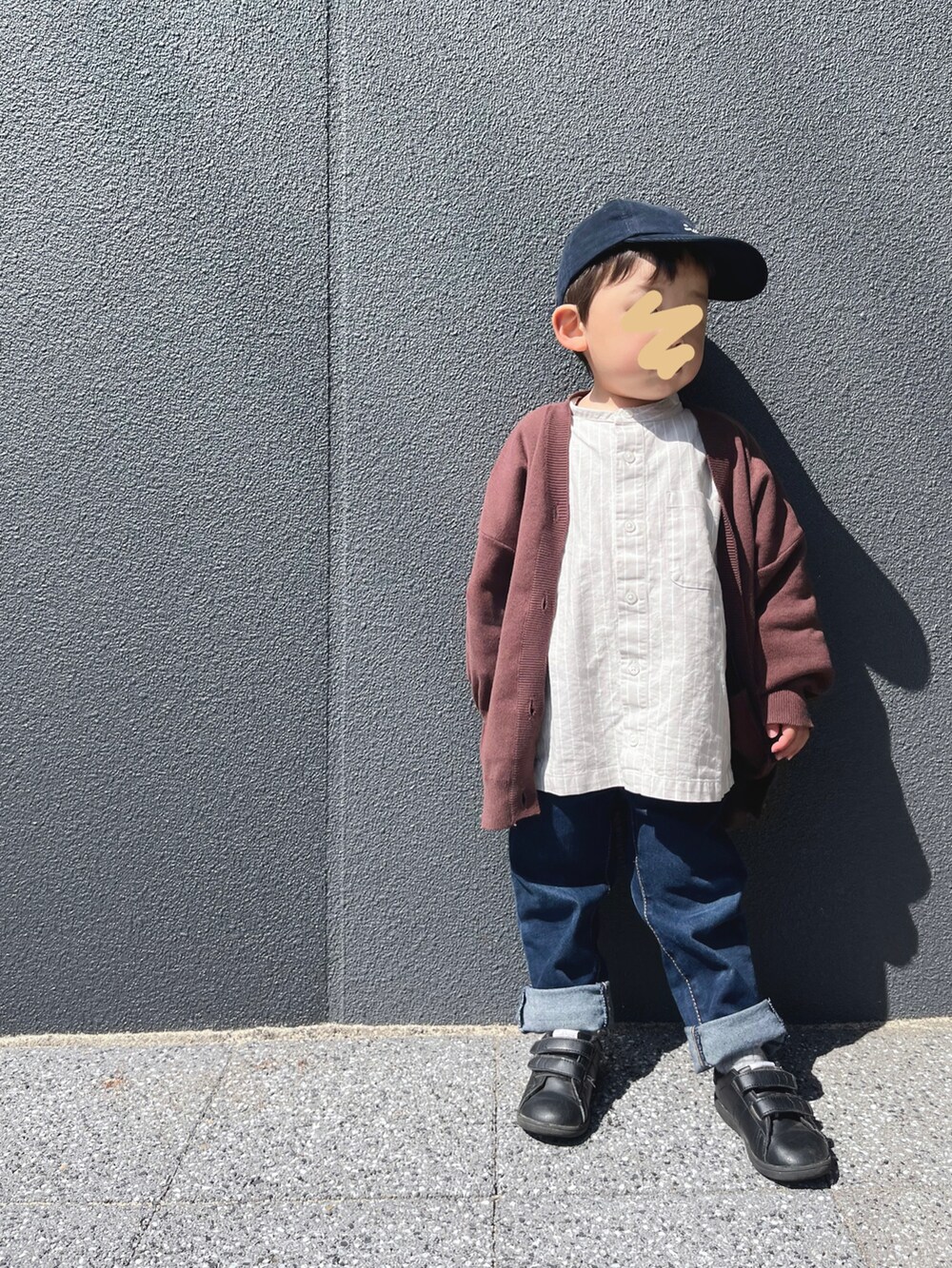 「キッズコーデ、キッズファッション、男の子、3歳、シンプル、プチプラ、カーディガン、ストライプシャツ」｜「無印良品のアイテム（シャツ/ブラウス、ホワイト系）」を使った、chiroruさん（キッズ・90cm）の春コーディネートの2枚目の写真