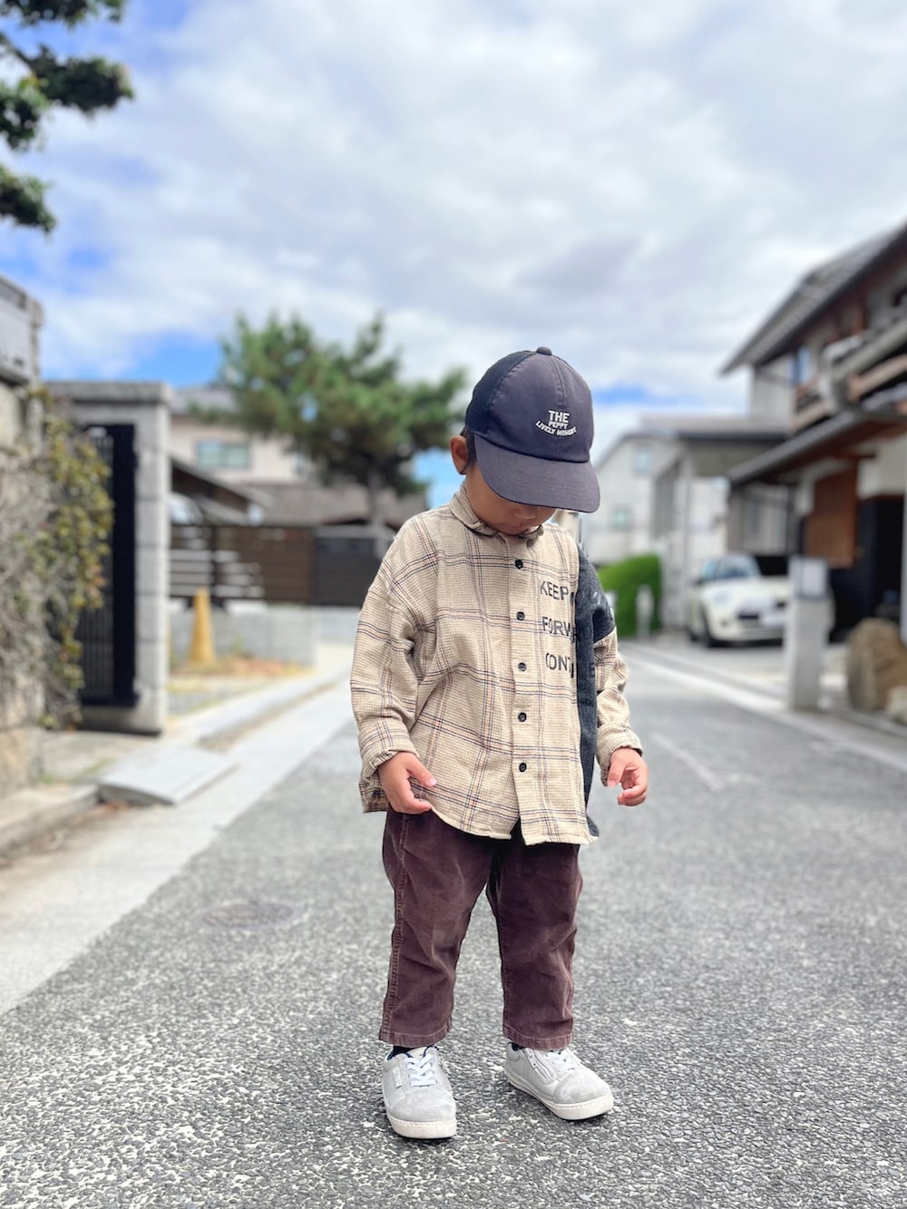 ベージュ系のシャツ/ブラウス、ブラウン系のその他パンツ、グレー系のスニーカーを着用したキッズの秋コーディネートの2枚目の写真