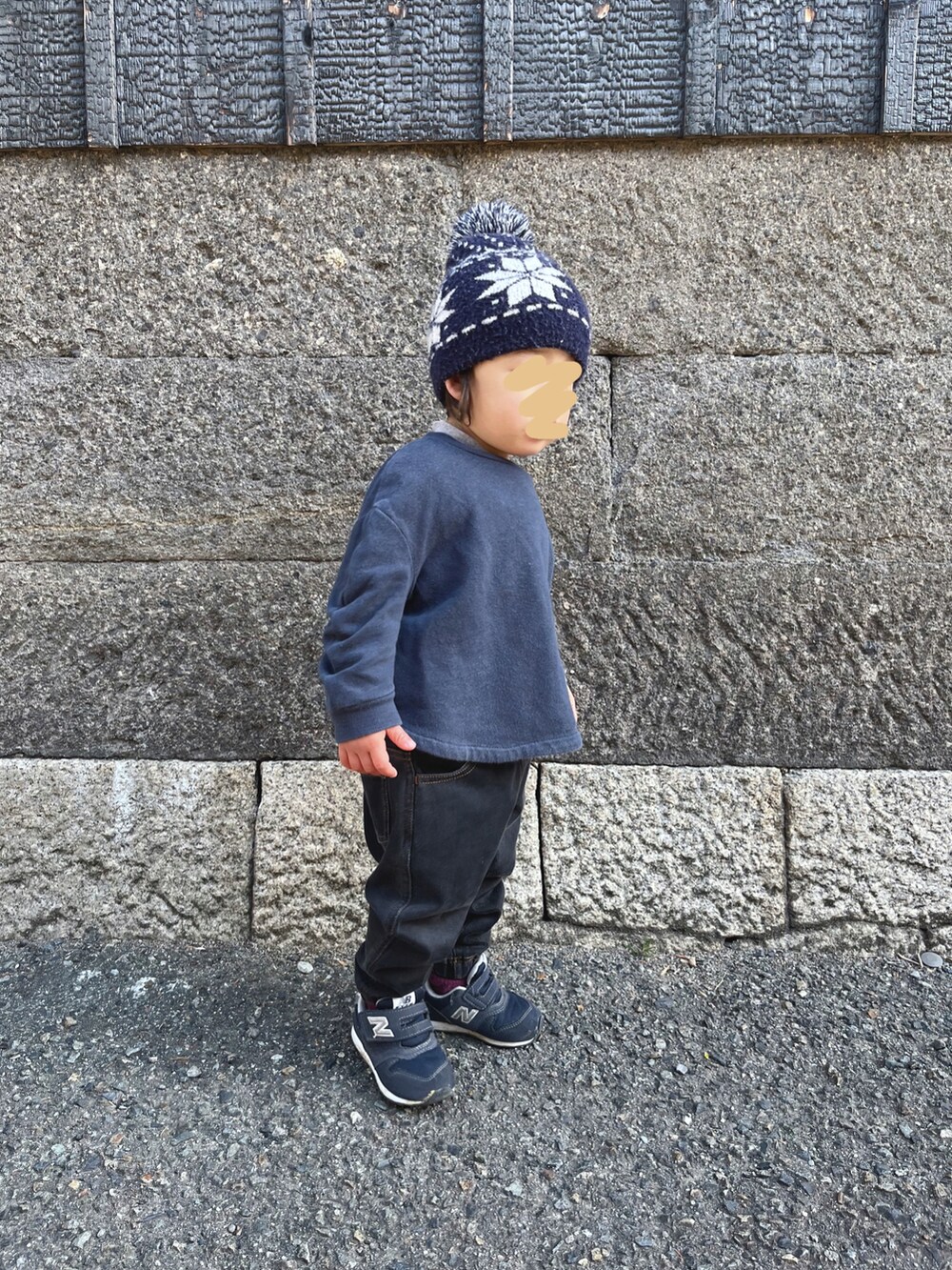 「スウェット、キッズコーデ、キッズファッション、男の子、1歳、シンプル、プチプラ、スニーカーコーデ、ニット帽」｜「無印良品のアイテム（帽子、ブルー系）」を使った、chiroruさん（キッズ・90cm）の春コーディネートの2枚目の写真