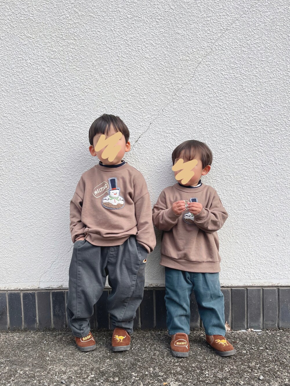 ブラウン系のスウェット、ブラウン系のスウェット、グリーン系のパンツを着用したキッズの冬コーディネートの2枚目の写真