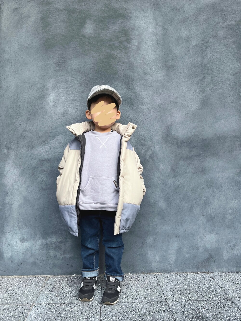 ブルー系のデニムパンツ、ブラック系のスニーカー、グレー系のスウェットを着用したキッズの冬コーディネートの2枚目の写真