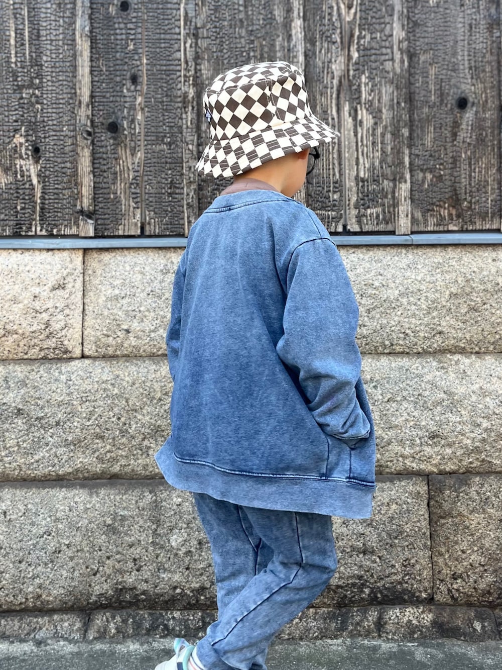 「キッズファッション、キッズコーデ、男の子、5歳、カジュアルコーデ、プチプラ、シンプルコーデ、デニム」｜「Birthdayのアイテム（カーディガン/ボレロ、ブルー系）」を使った、chiroruさん（キッズ・100cm）の春コーディネートの3枚目の写真