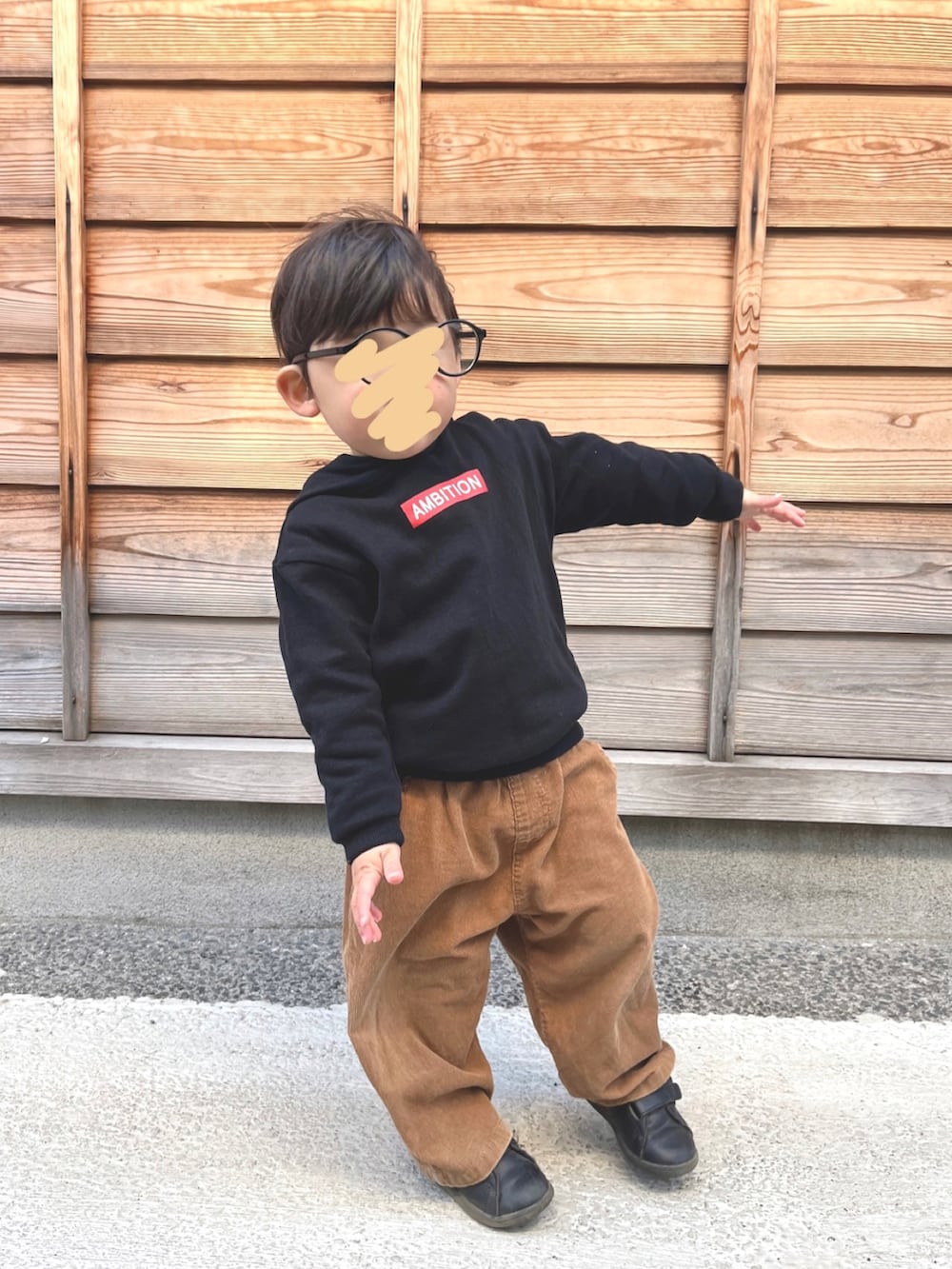 「シンプルコーデ、パーカー、キッズファッション、キッズコーデ、男の子、3歳、スニーカー、プチプラ」｜「THE SHOP TK の【100～150cm】バックプリントプルパーカー（パーカー、ブラック系）」を使った、chiroruさん（キッズ・90cm）の冬コーディネートの2枚目の写真