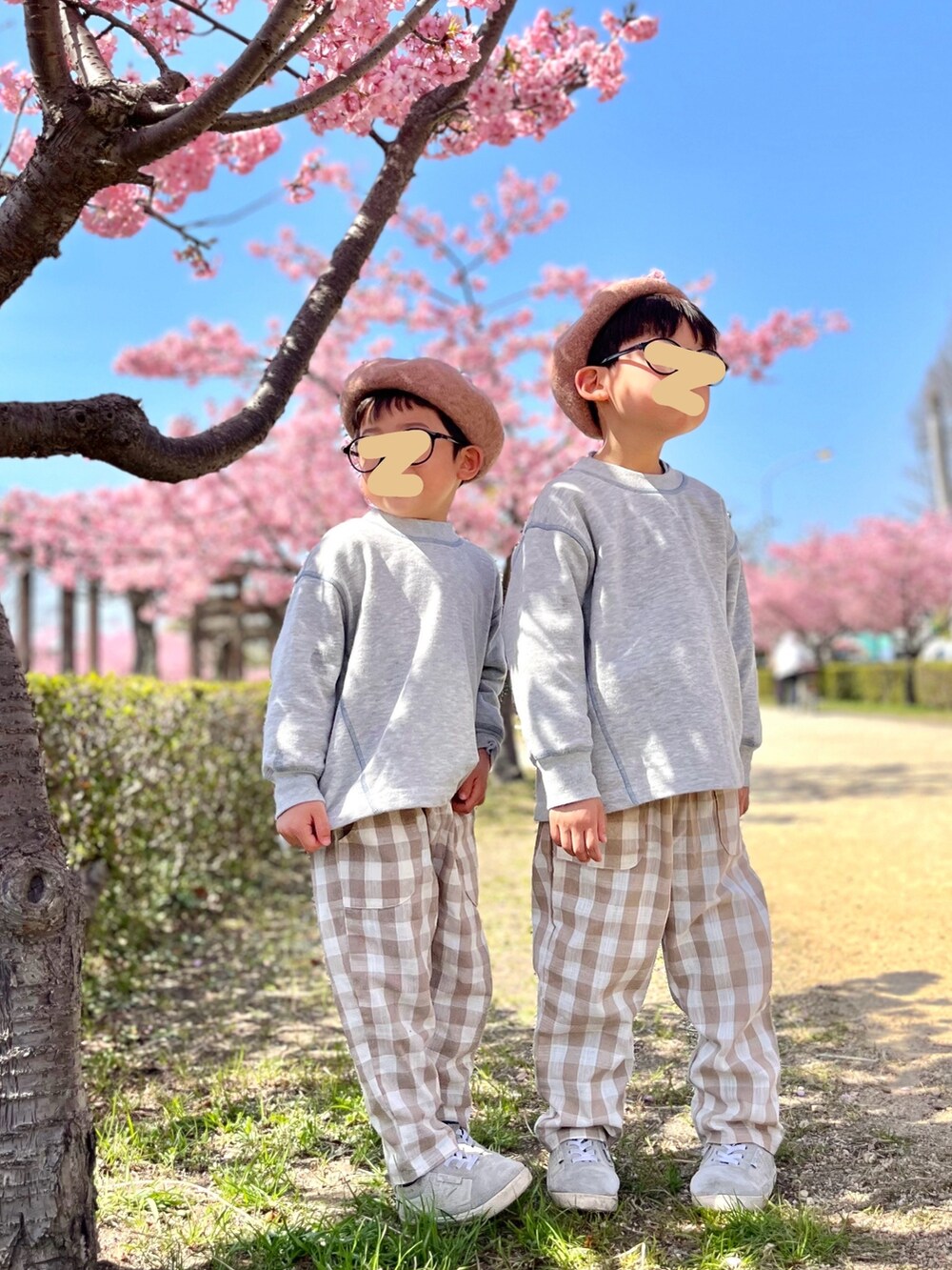 「春めき満開コーデ、淡色コーデ、キッズコーデ、キッズファッション、男の子、6歳、5歳、おそろいコーデ」｜「pairmanonの【ママとおそろい】配色ステッチ 裏毛トレーナー（スウェット、グレー系）」を使った、chiroruさん（キッズ・110cm）の春コーディネートの2枚目の写真