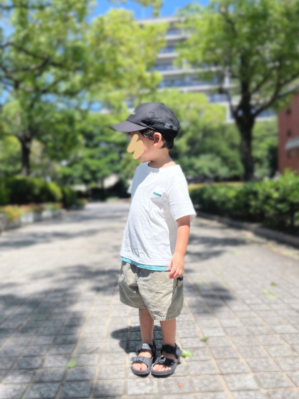 「シンプル、Tシャツ、キッズコーデ、キッズファッション、男の子、4歳、ハーフパンツ、サンダル、プチプラ、キャップ」｜「GUのアイテム（トップス、ホワイト系）」を使った、chiroruさん（キッズ・90cm）の夏コーディネートの2枚目の写真