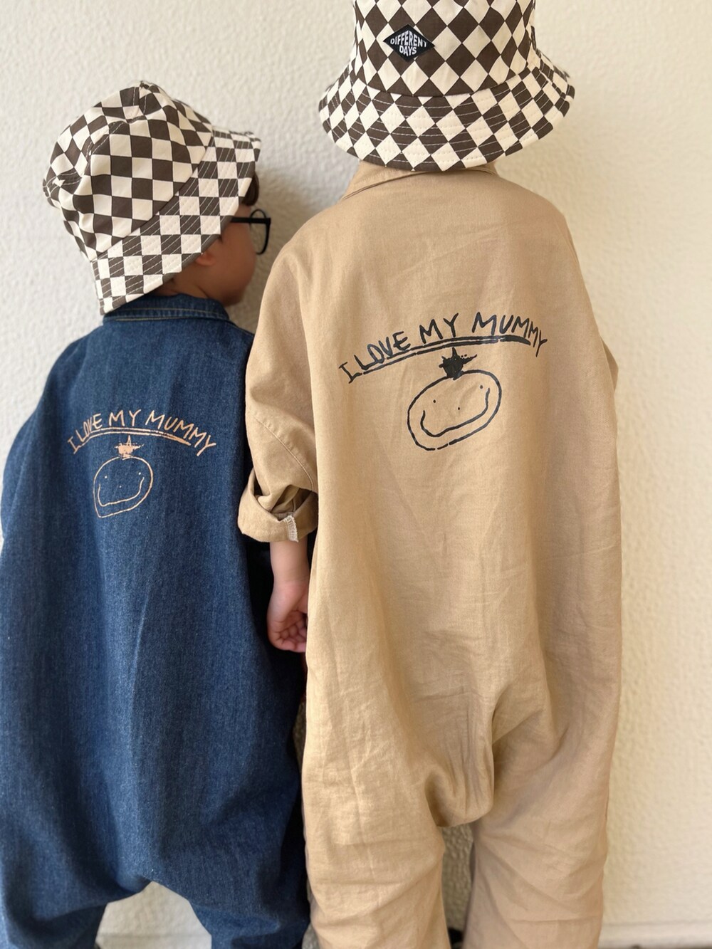 「キッズコーデ、キッズファッション、男の子、5歳、4歳、シンプルコーデ、プチプラコーデ、兄弟コーデ」｜「韓国子供服のアイテム（つなぎ/オールインワン、ブルー系）」を使った、chiroruさん（キッズ・100cm）の春コーディネートの3枚目の写真