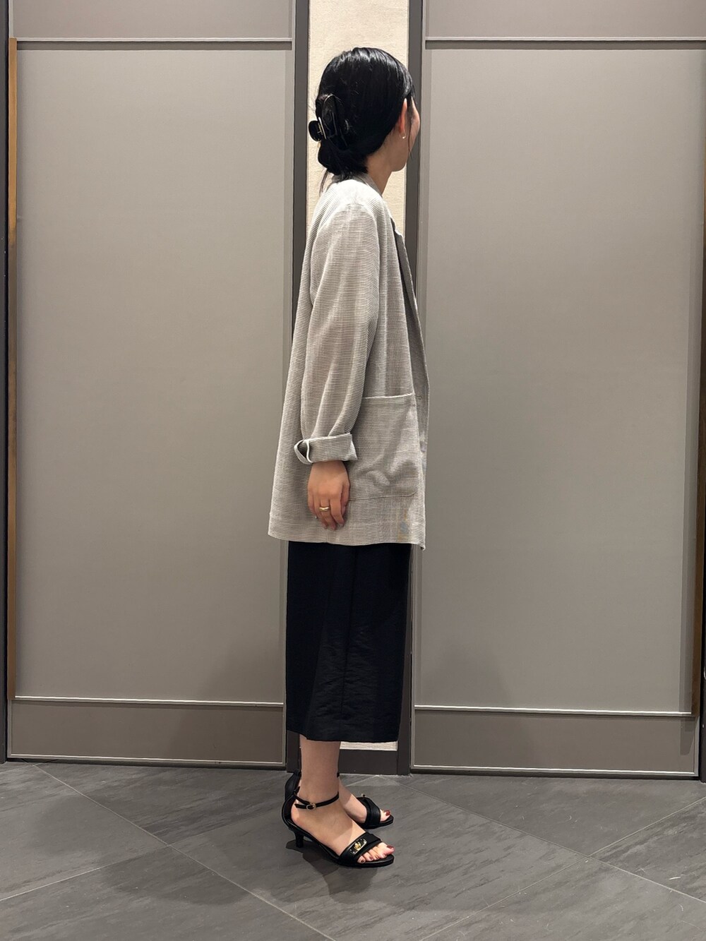ブラック系のその他パンツ、その他のTシャツ/カットソー、グレー系のテーラードジャケットを着用したレディースの夏コーディネートの2枚目の写真